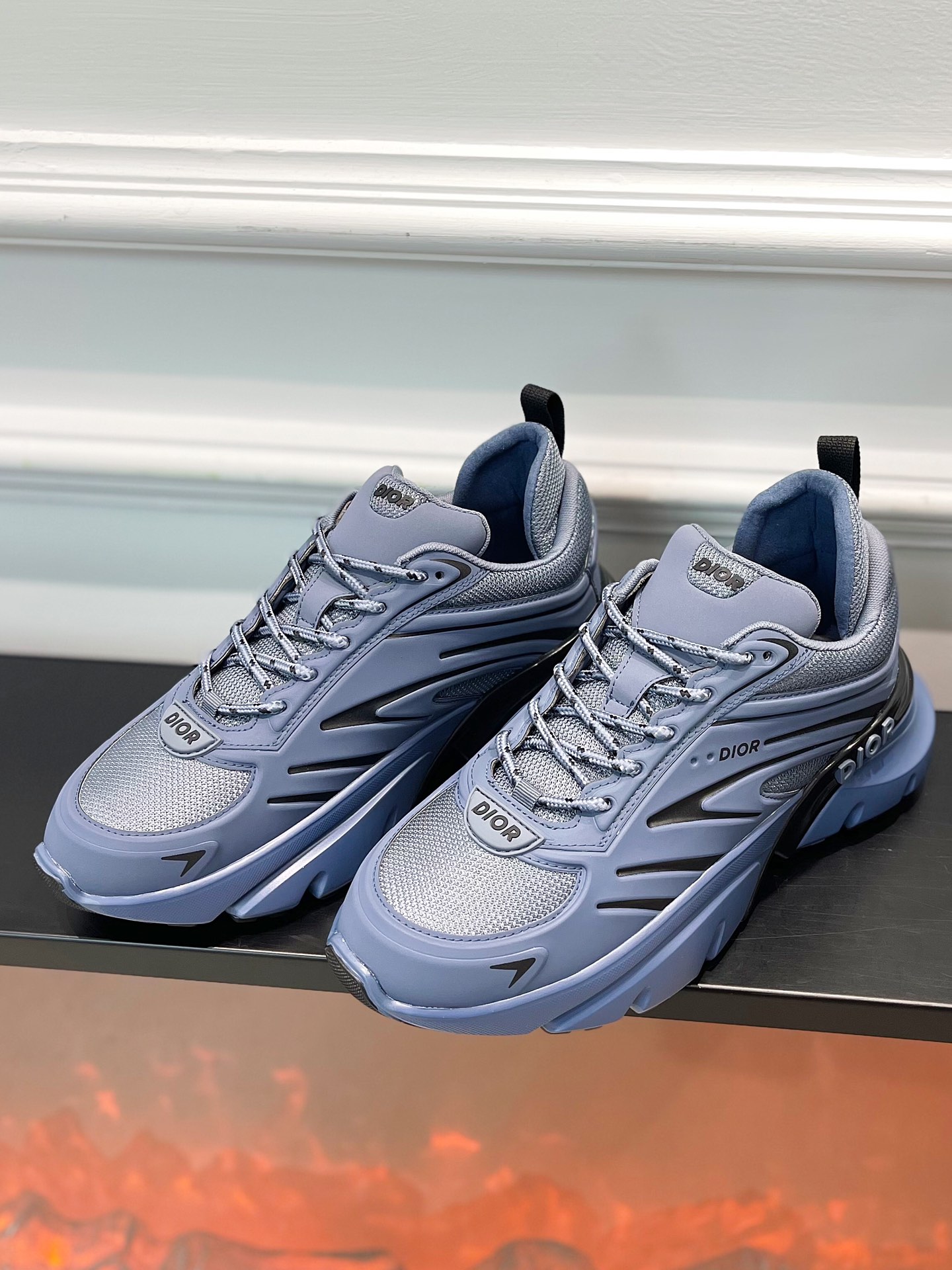 Dior_Lewis Hamilton co-branded B44 Blade trainers ! Main dans la main avec le pilote sept fois champion du monde de F1 pour créer un nouveau co-branded modèles de la série dans la conception de la neige rétro futuriste sens pour créer un nouveau sens de superposition absolue formateurs fils peuvent également porter un sens de la mode !Taille : 38-45 (46, 47 sur mesure non remboursable et non échangeable)P960