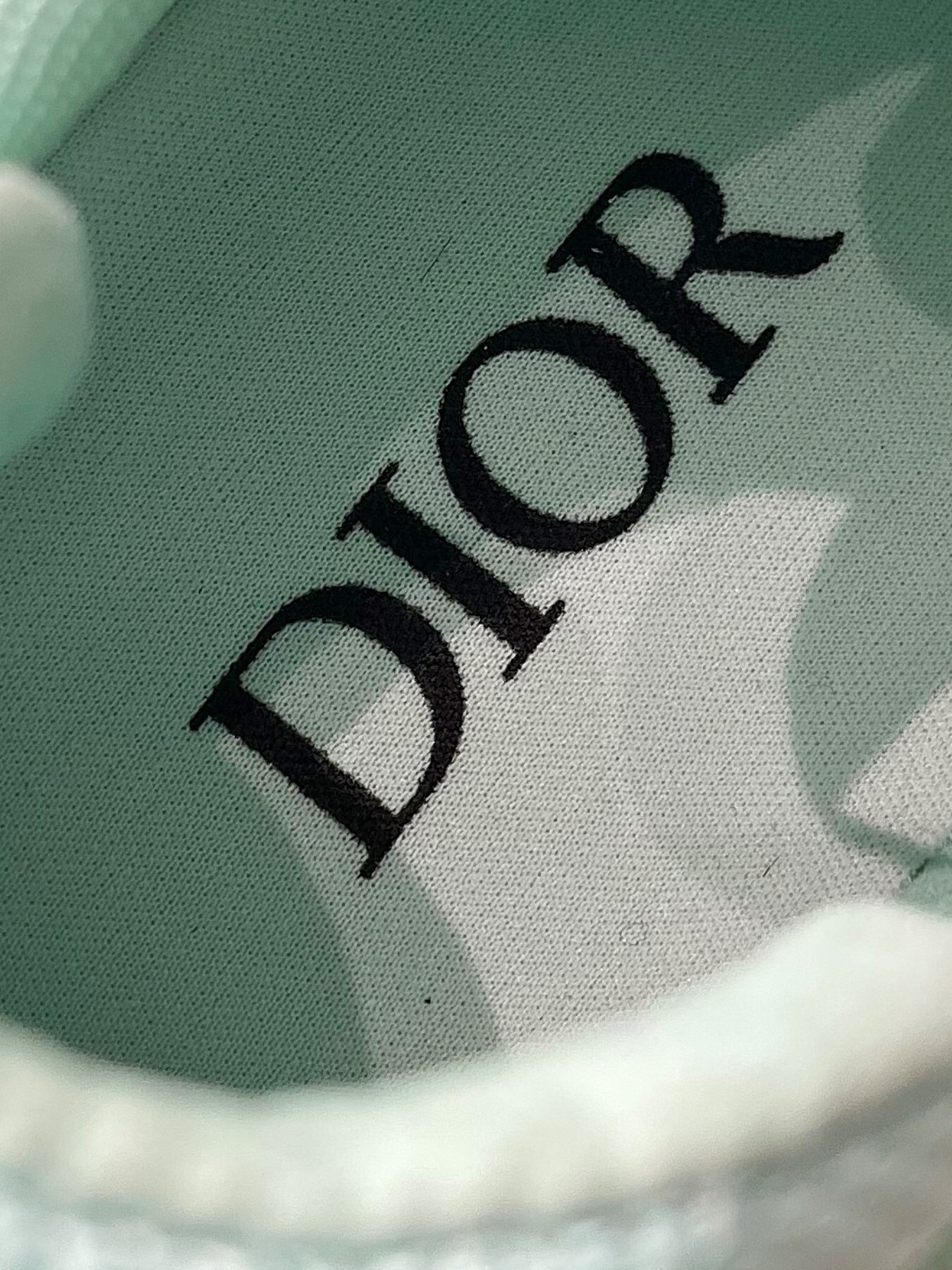 Dior_Lewis Hamilton co-branded B44 Blade trainers ! Main dans la main avec le pilote sept fois champion du monde de F1 pour créer un nouveau co-branded modèles de la série dans la conception de la neige rétro futuriste sens pour créer un nouveau sens de superposition absolue formateurs fils peuvent également porter un sens de la mode !Taille : 38-45 (46, 47 sur mesure non remboursable et non échangeable)P960