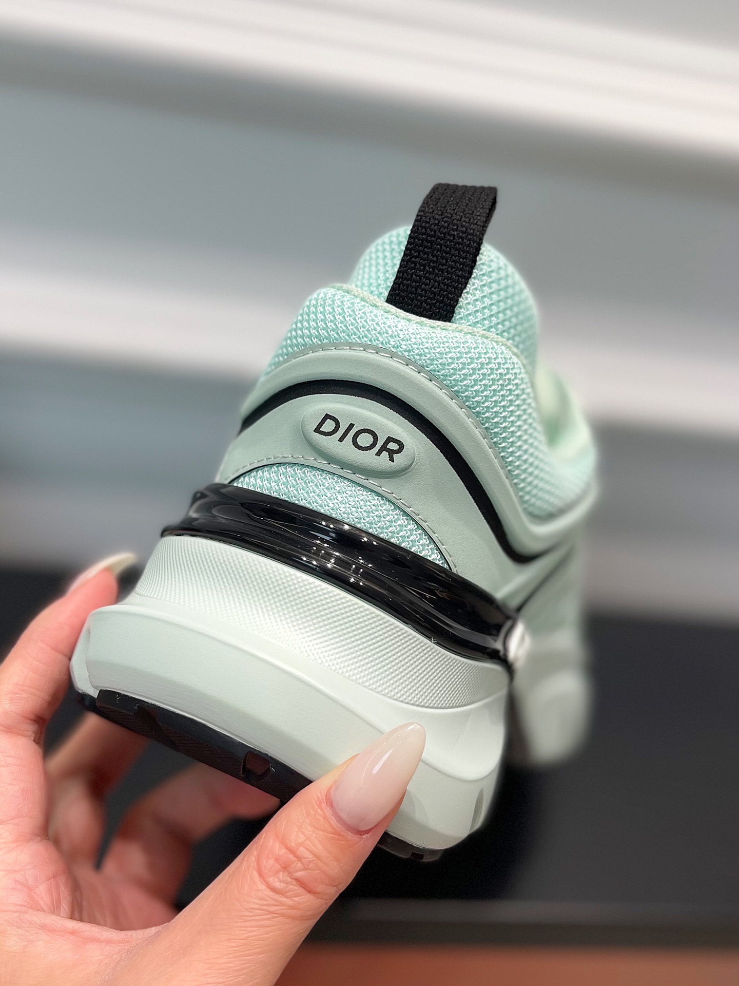 Dior_Lewis Hamilton co-branded B44 Blade trainers ! Main dans la main avec le pilote sept fois champion du monde de F1 pour créer un nouveau co-branded modèles de la série dans la conception de la neige rétro futuriste sens pour créer un nouveau sens de superposition absolue formateurs fils peuvent également porter un sens de la mode !Taille : 38-45 (46, 47 sur mesure non remboursable et non échangeable)P960