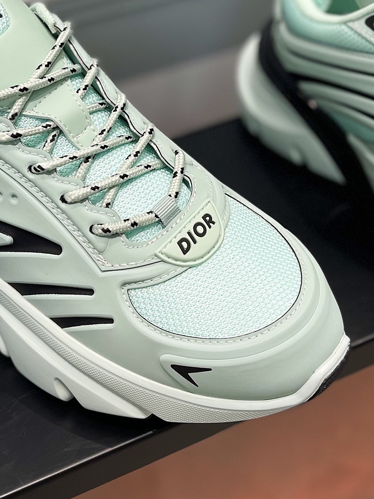 Dior_Lewis Hamilton co-branded B44 Blade trainers ! Main dans la main avec le pilote sept fois champion du monde de F1 pour créer un nouveau co-branded modèles de la série dans la conception de la neige rétro futuriste sens pour créer un nouveau sens de superposition absolue formateurs fils peuvent également porter un sens de la mode !Taille : 38-45 (46, 47 sur mesure non remboursable et non échangeable)P960