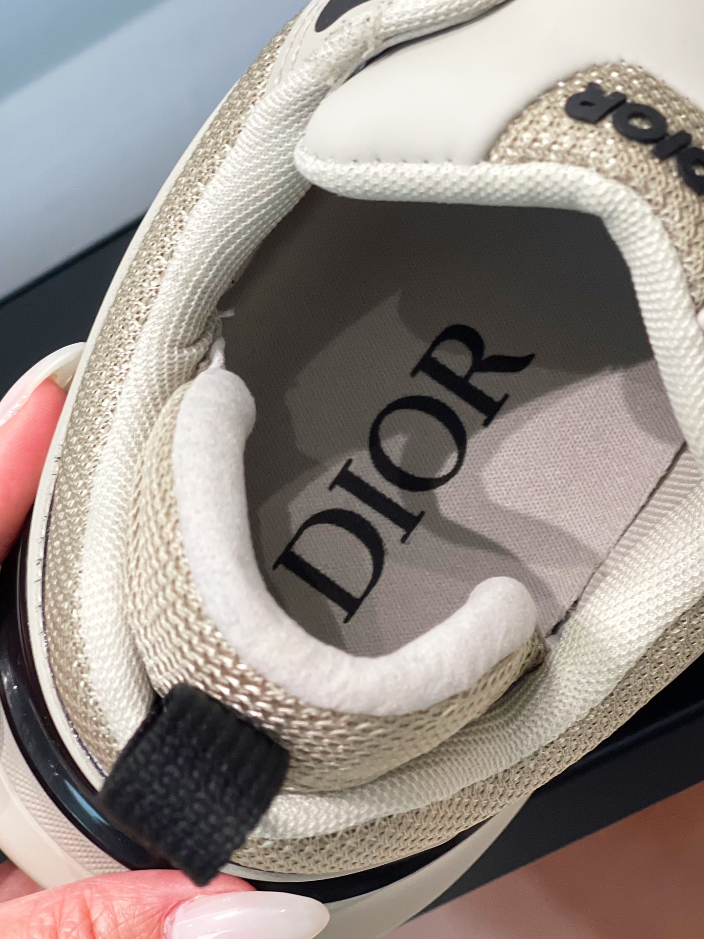 Dior_Lewis Hamilton co-branded B44 Blade trainers ! Main dans la main avec le pilote sept fois champion du monde de F1 pour créer un nouveau co-branded modèles de la série dans la conception de la neige rétro futuriste sens pour créer un nouveau sens de superposition absolue formateurs fils peuvent également porter un sens de la mode !Taille : 38-45 (46, 47 sur mesure non remboursable et non échangeable)P960