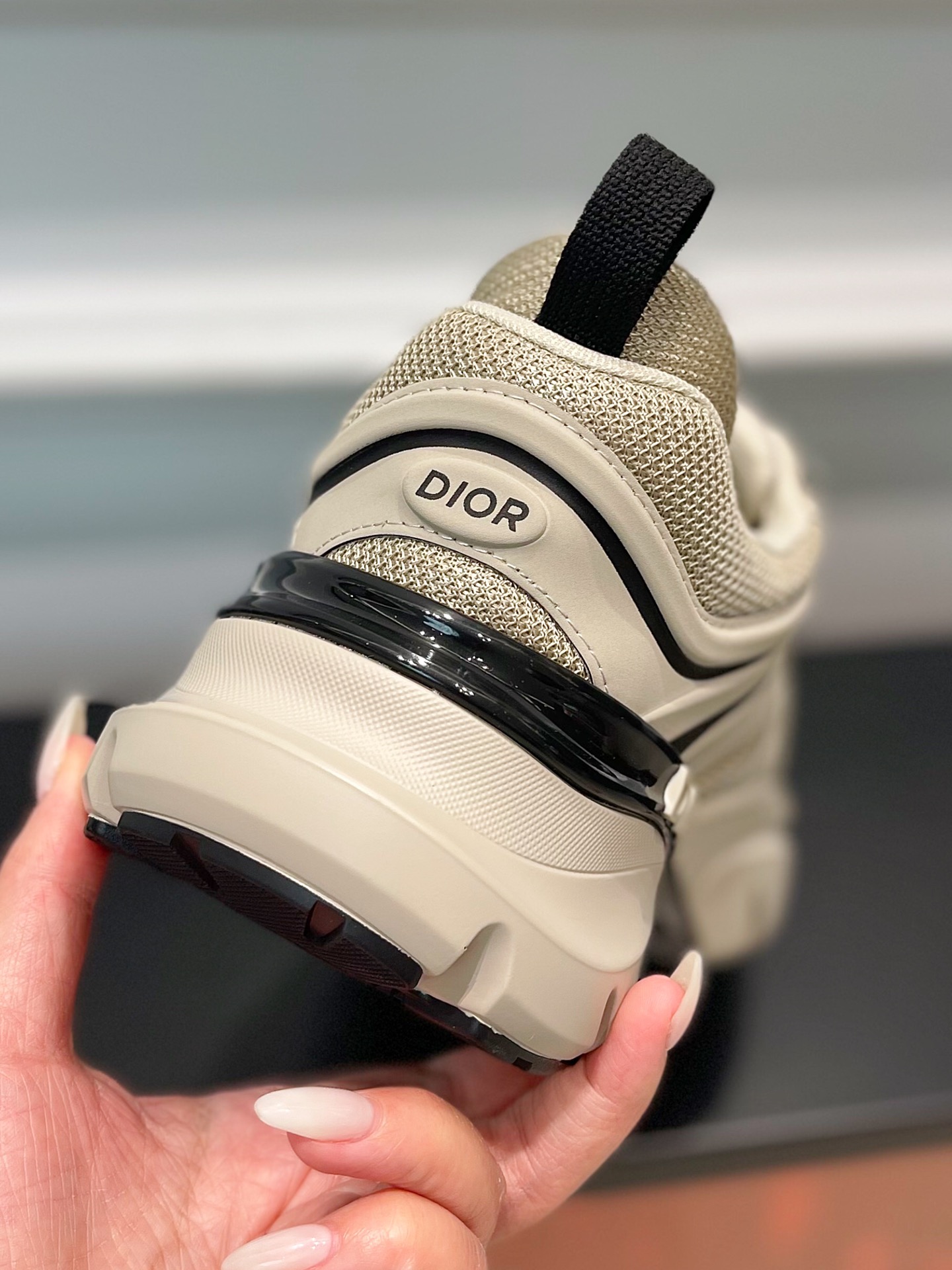 Dior_Lewis Hamilton co-branded B44 Blade trainers ! Main dans la main avec le pilote sept fois champion du monde de F1 pour créer un nouveau co-branded modèles de la série dans la conception de la neige rétro futuriste sens pour créer un nouveau sens de superposition absolue formateurs fils peuvent également porter un sens de la mode !Taille : 38-45 (46, 47 sur mesure non remboursable et non échangeable)P960