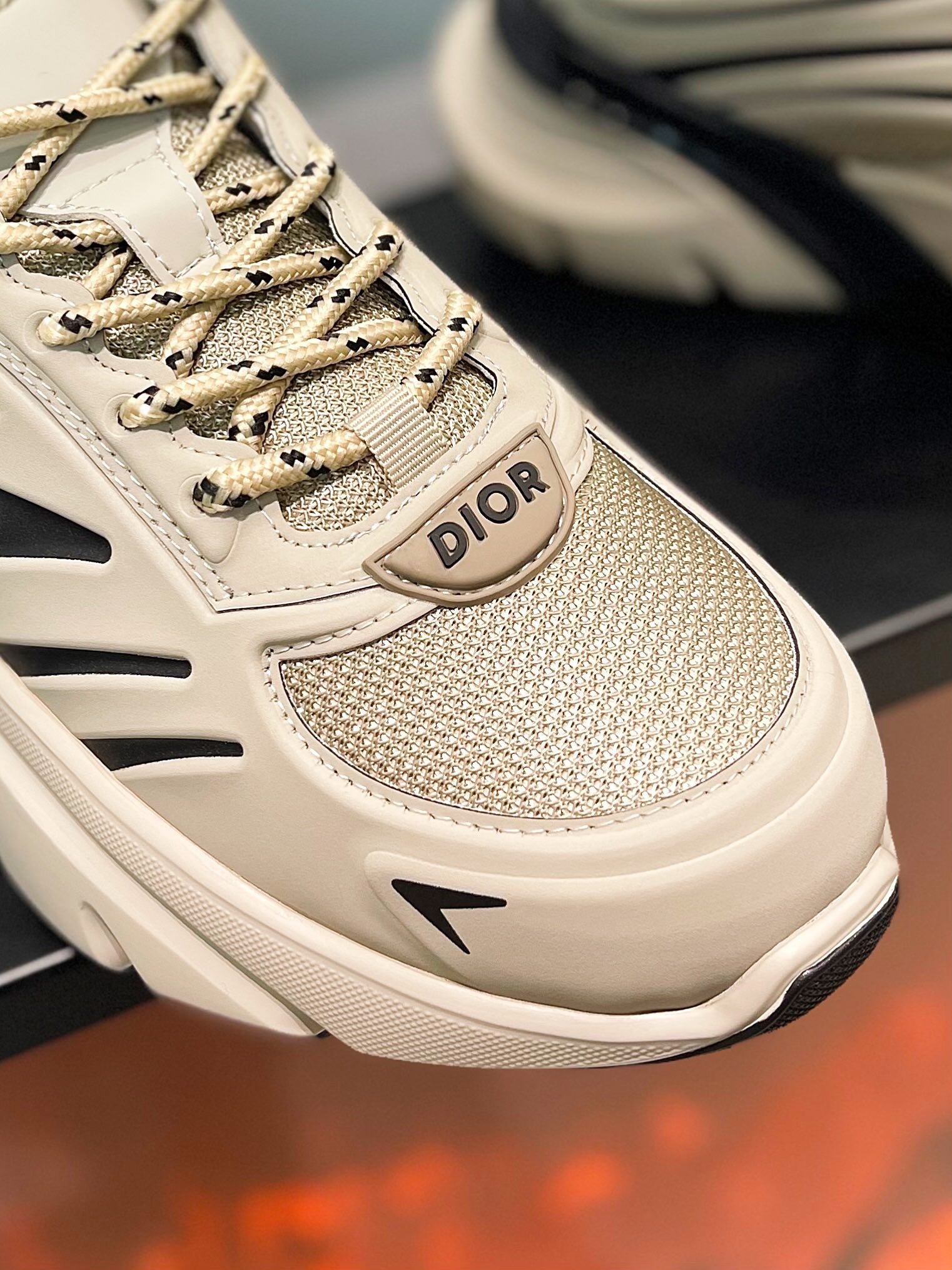 Dior_Lewis Hamilton co-branded B44 Blade trainers ! Main dans la main avec le pilote sept fois champion du monde de F1 pour créer un nouveau co-branded modèles de la série dans la conception de la neige rétro futuriste sens pour créer un nouveau sens de superposition absolue formateurs fils peuvent également porter un sens de la mode !Taille : 38-45 (46, 47 sur mesure non remboursable et non échangeable)P960