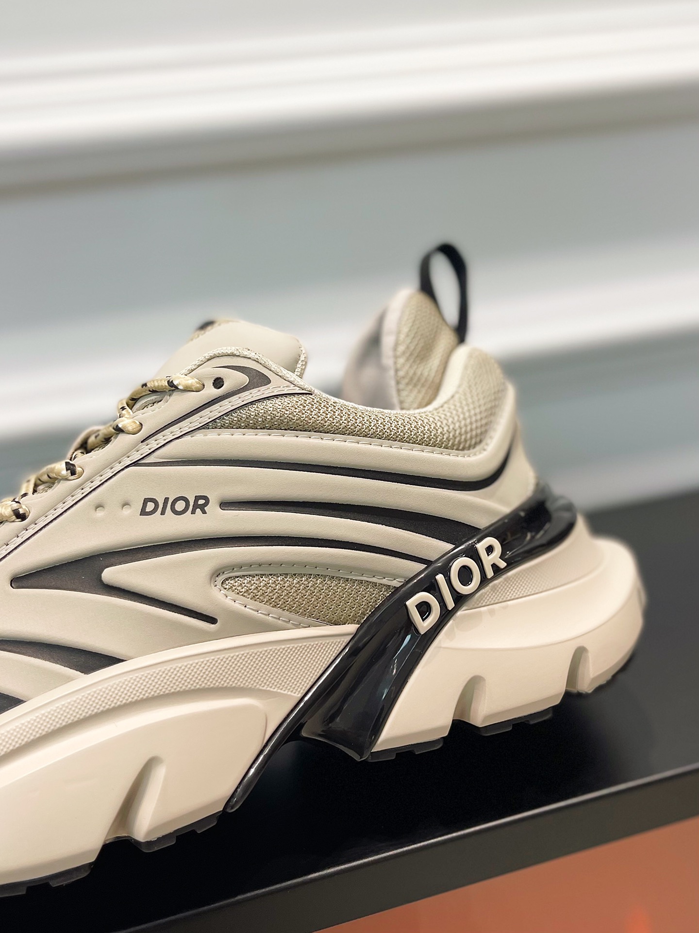 Dior_Lewis Hamilton co-branded B44 Blade trainers ! Main dans la main avec le pilote sept fois champion du monde de F1 pour créer un nouveau co-branded modèles de la série dans la conception de la neige rétro futuriste sens pour créer un nouveau sens de superposition absolue formateurs fils peuvent également porter un sens de la mode !Taille : 38-45 (46, 47 sur mesure non remboursable et non échangeable)P960