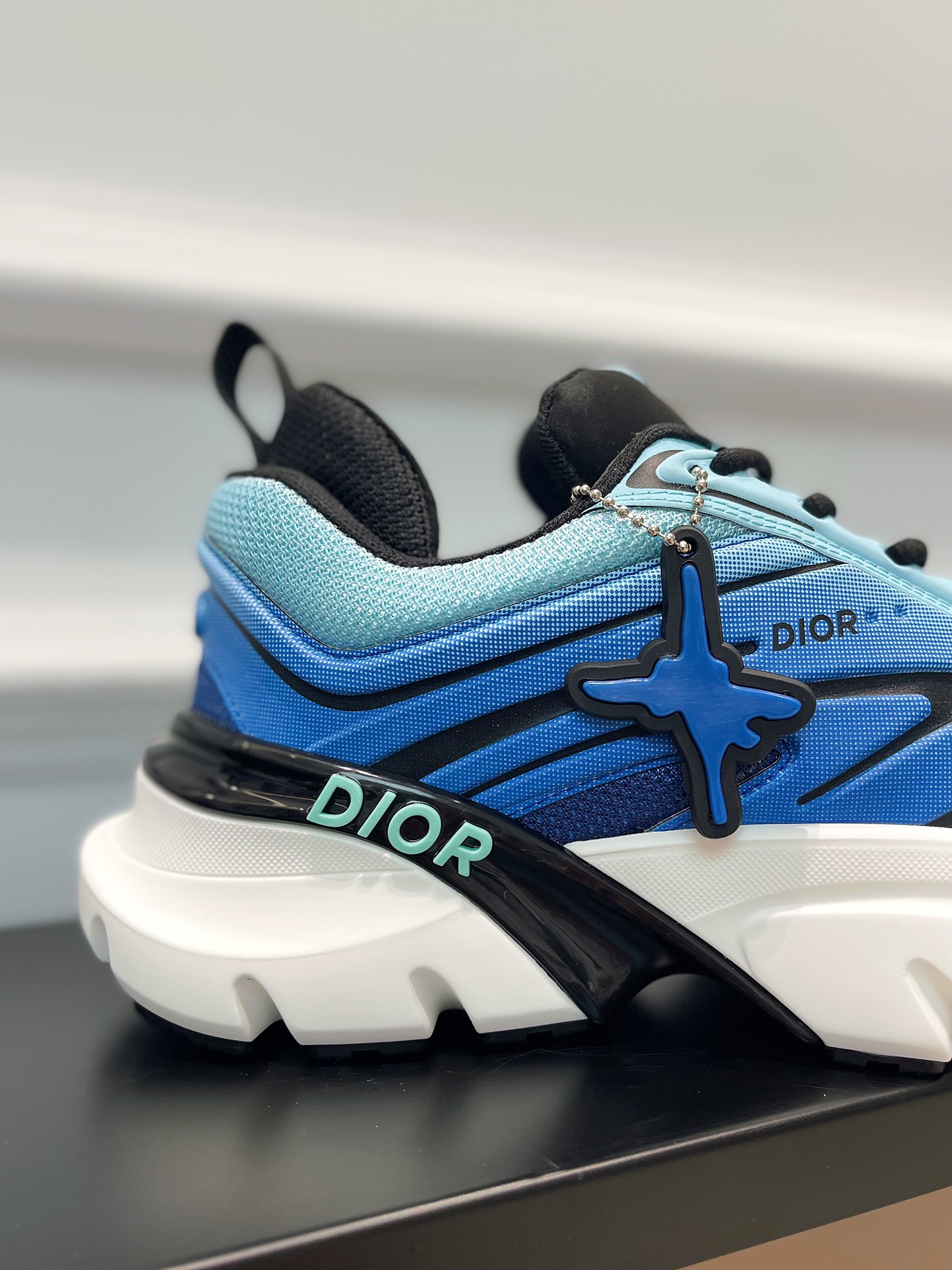 Dior_Lewis Hamilton B44 ! C'est un grand 🔥 design extrêmement reconnaissable, plein de modélisation, chaque couleur est super brillant et accrocheur, sur le pied de l'atmosphère complète ! L'exécution est super exquise, et chaque détail est 100% parfait, la valeur de l'exécution est plafond ! Couleur : jaune, vert, bleu, violet yards : 38-45 (46, 47 sur mesure non remboursable et non échangeable) P960-haute imitation usine