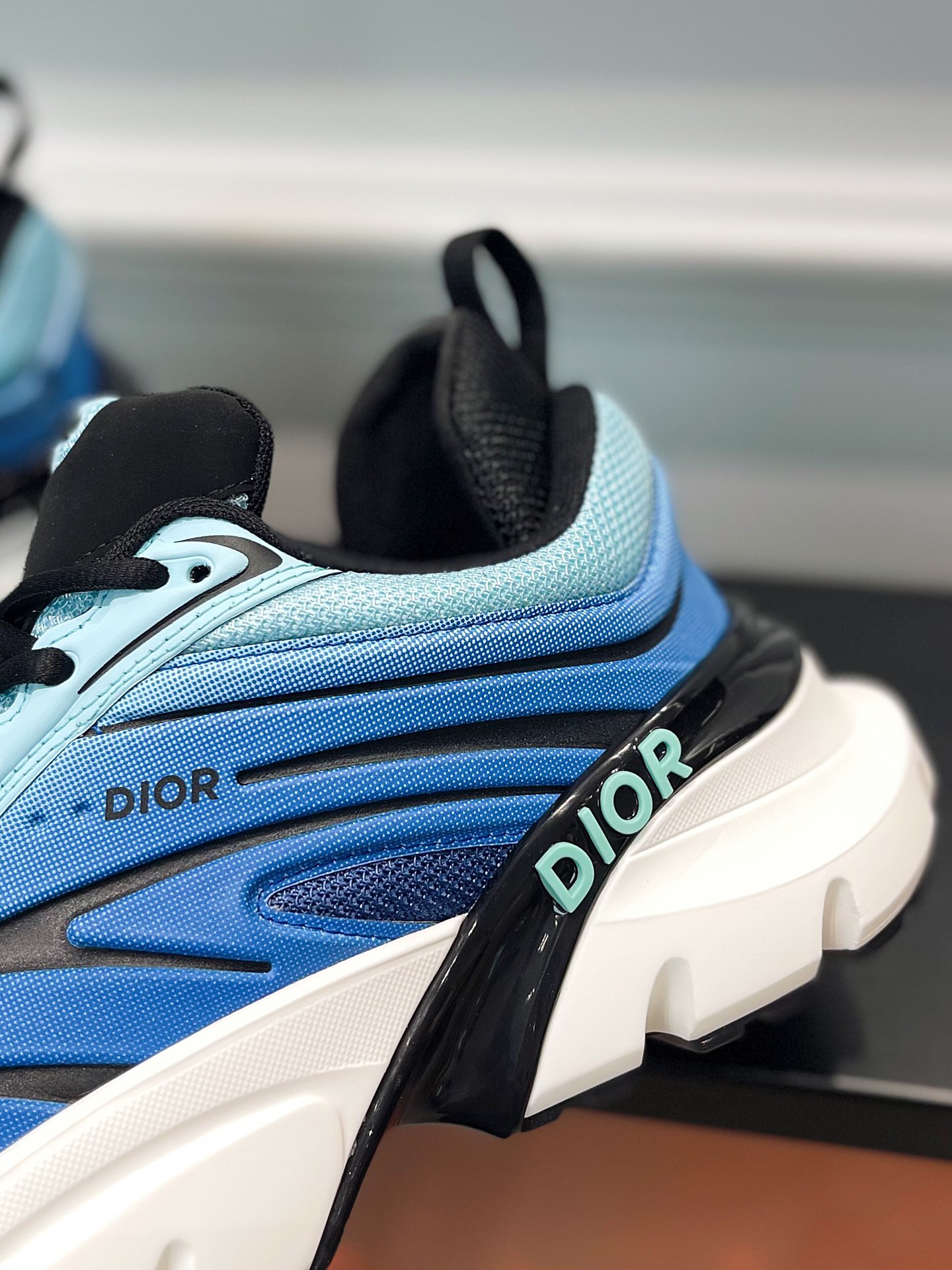 Dior_Lewis Hamilton B44 ! C'est un grand 🔥 design extrêmement reconnaissable, plein de modélisation, chaque couleur est super brillant et accrocheur, sur le pied de l'atmosphère complète ! L'exécution est super exquise, et chaque détail est 100% parfait, la valeur de l'exécution est plafond ! Couleur : jaune, vert, bleu, violet yards : 38-45 (46, 47 sur mesure non remboursable et non échangeable) P960-haute imitation usine