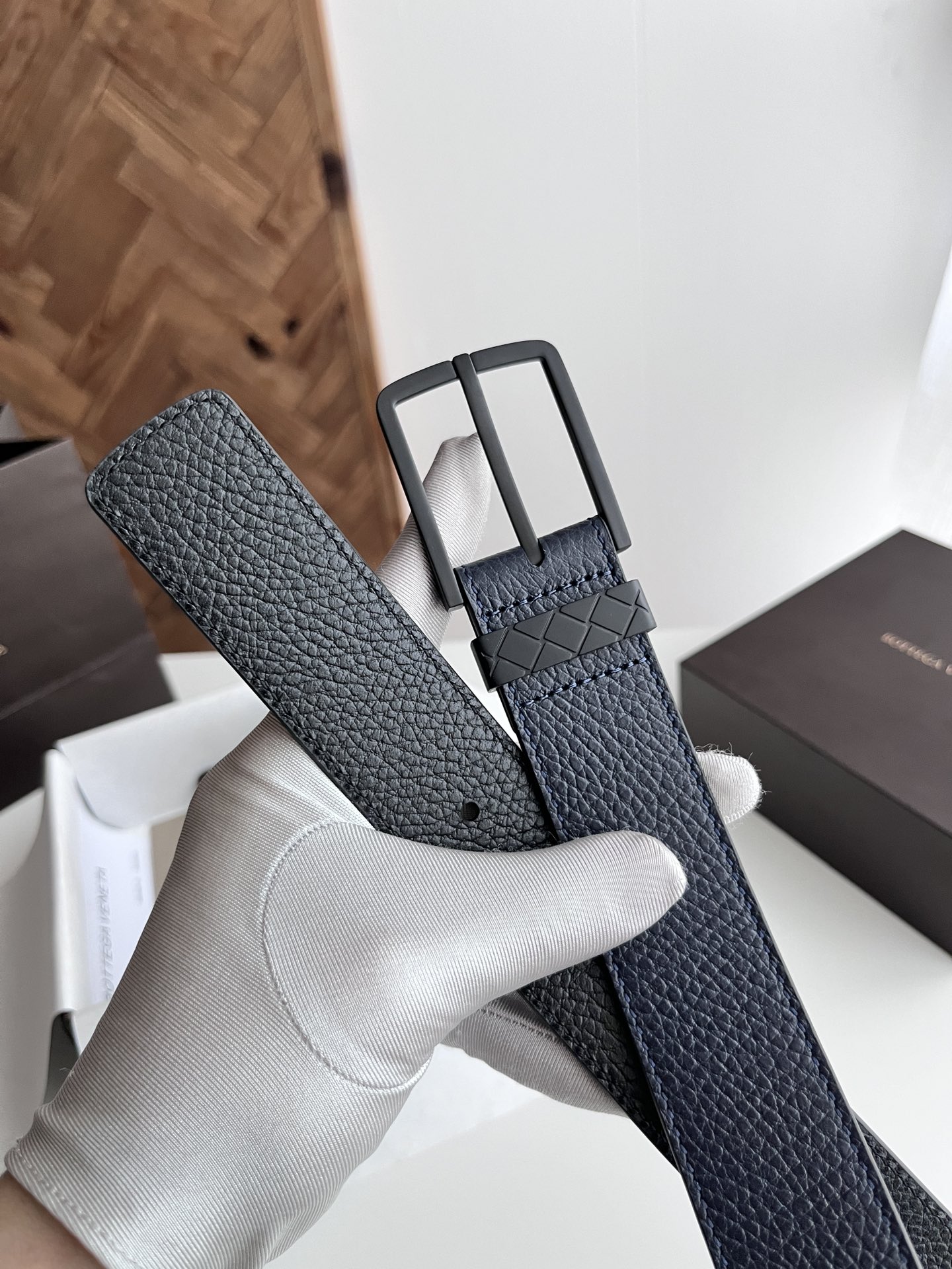 Bv 2024 Best Ceinture pour homme Double face en cuir de veau italien véritable grain de litchi avec boucle à ardillon en bronze sous vide Logo sur le côté Boucle à carreaux tissés Largeur 35 mm Couleurs : Midnight Blue/Black.