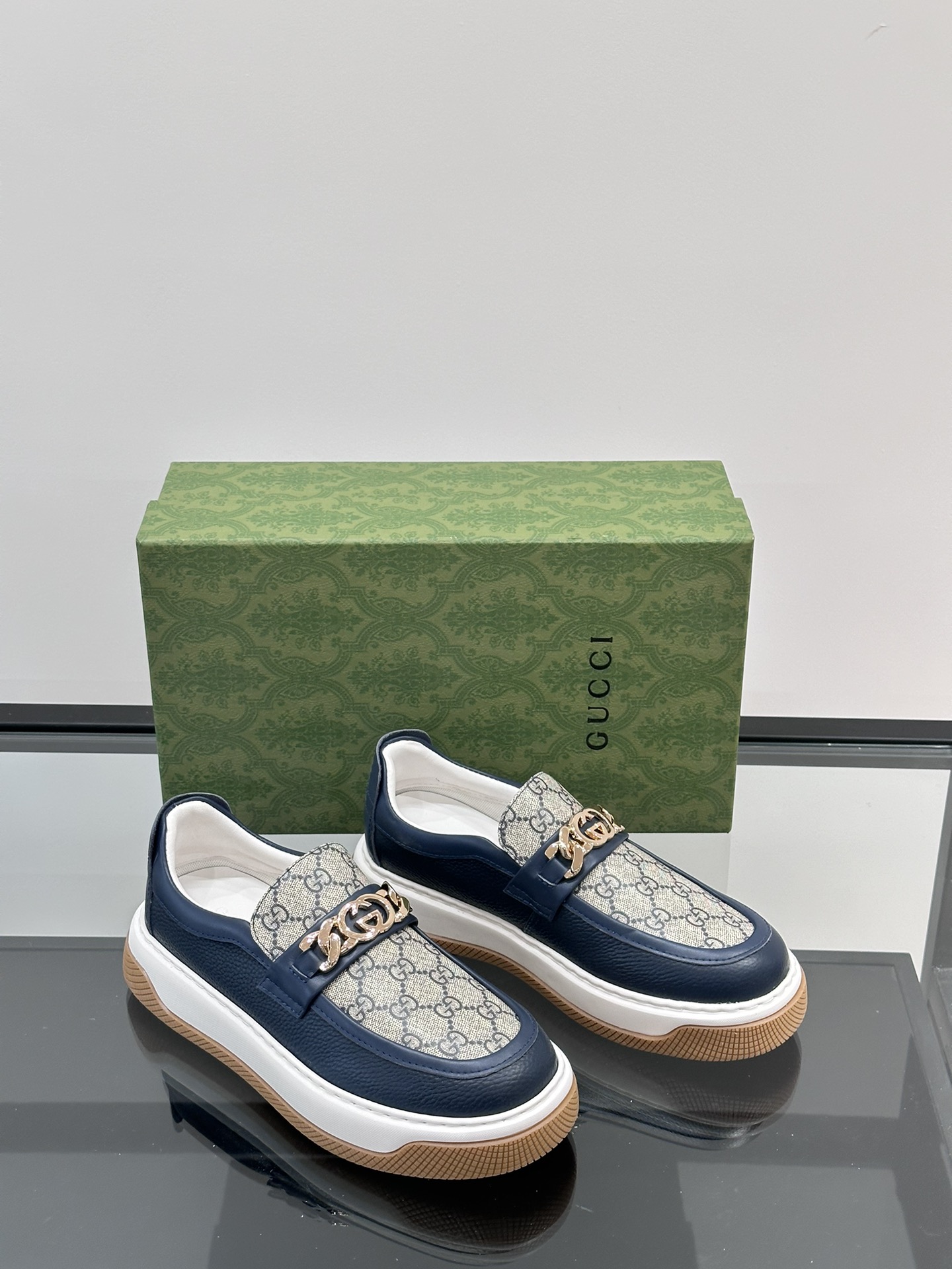 Gucci hommes un pas semelle épaisse chaussures décontractées en cuir de vache importé et la production de toile imprimée de modèles polyvalents classiques décorés avec la marque logo décoration sur le devant avec les semelles en caoutchouc d'origine sont doux, confortable et durable !Taille : 38-45 Doublure en cuir 840RMB 860RMB