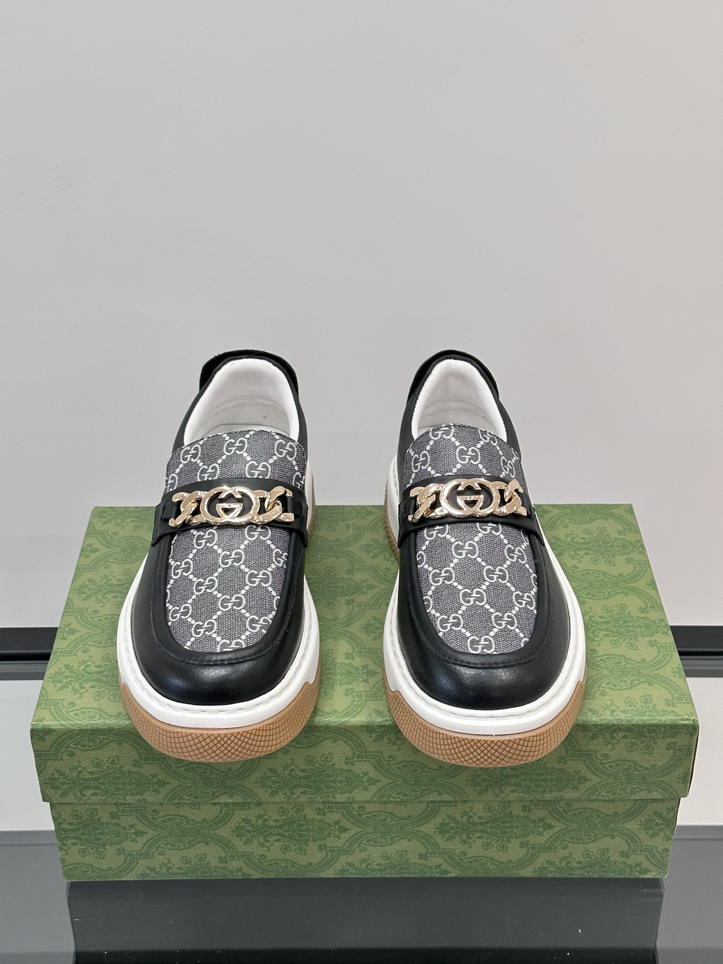 Gucci men's one-stepping thick bottom casual shoes imported cowhide collocation printed canvas production of classic versatile models decorated with brand hardware logo decoration with the original rubber soles soft and comfortable durable!Size: 38-45 Leather lining 840RMB 860RMB