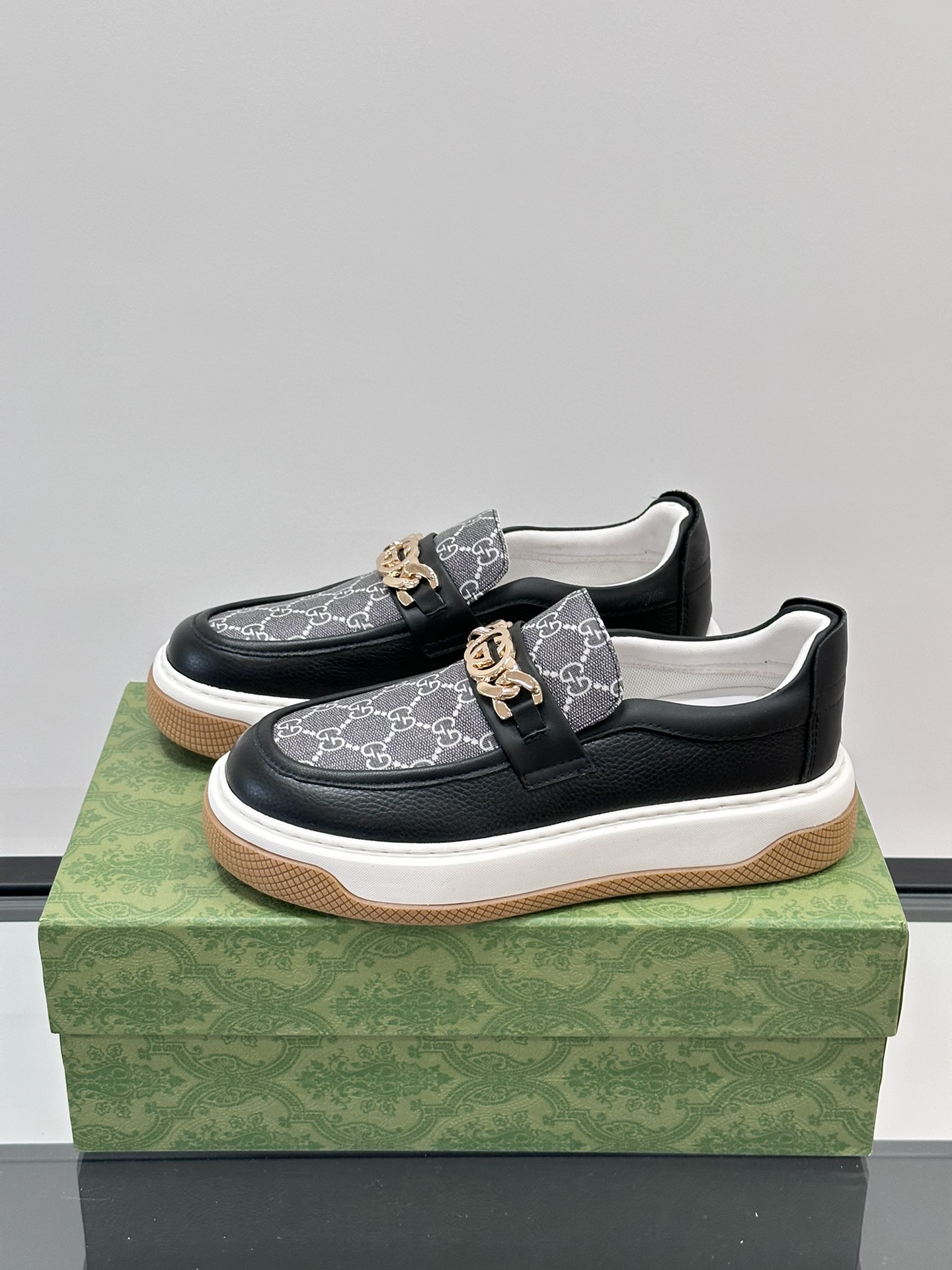 Gucci men's one-stepping thick bottom casual shoes imported cowhide collocation printed canvas production of classic versatile models decorated with brand hardware logo decoration with the original rubber soles soft and comfortable durable!Size: 38-45 Leather lining 840RMB 860RMB