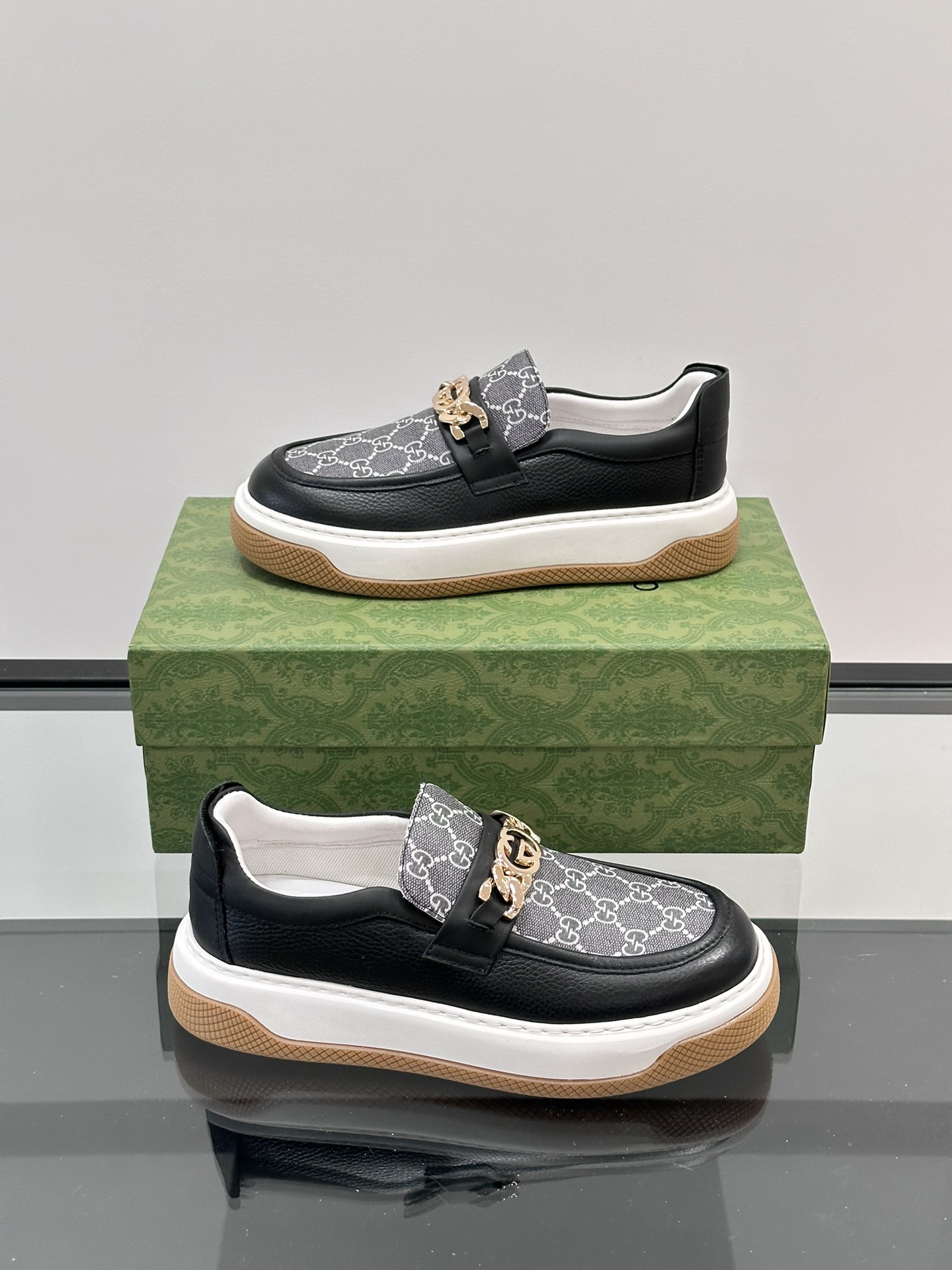 Gucci men's one-stepping thick bottom casual shoes imported cowhide collocation printed canvas production of classic versatile models decorated with brand hardware logo decoration with the original rubber soles soft and comfortable durable!Size: 38-45 Leather lining 840RMB 860RMB