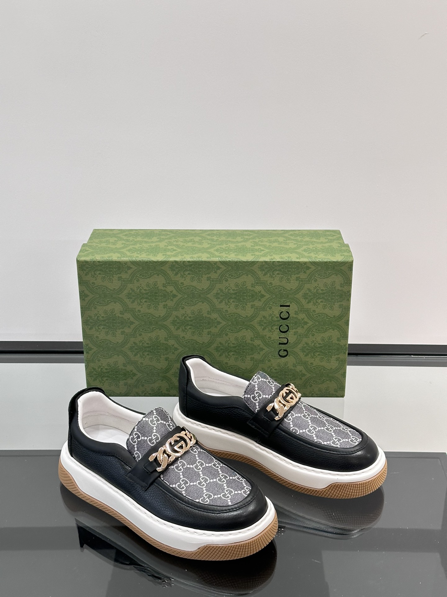 Gucci men's one-stepping thick bottom casual shoes imported cowhide collocation printed canvas production of classic versatile models decorated with brand hardware logo decoration with the original rubber soles soft and comfortable durable!Size: 38-45 Leather lining 840RMB 860RMB