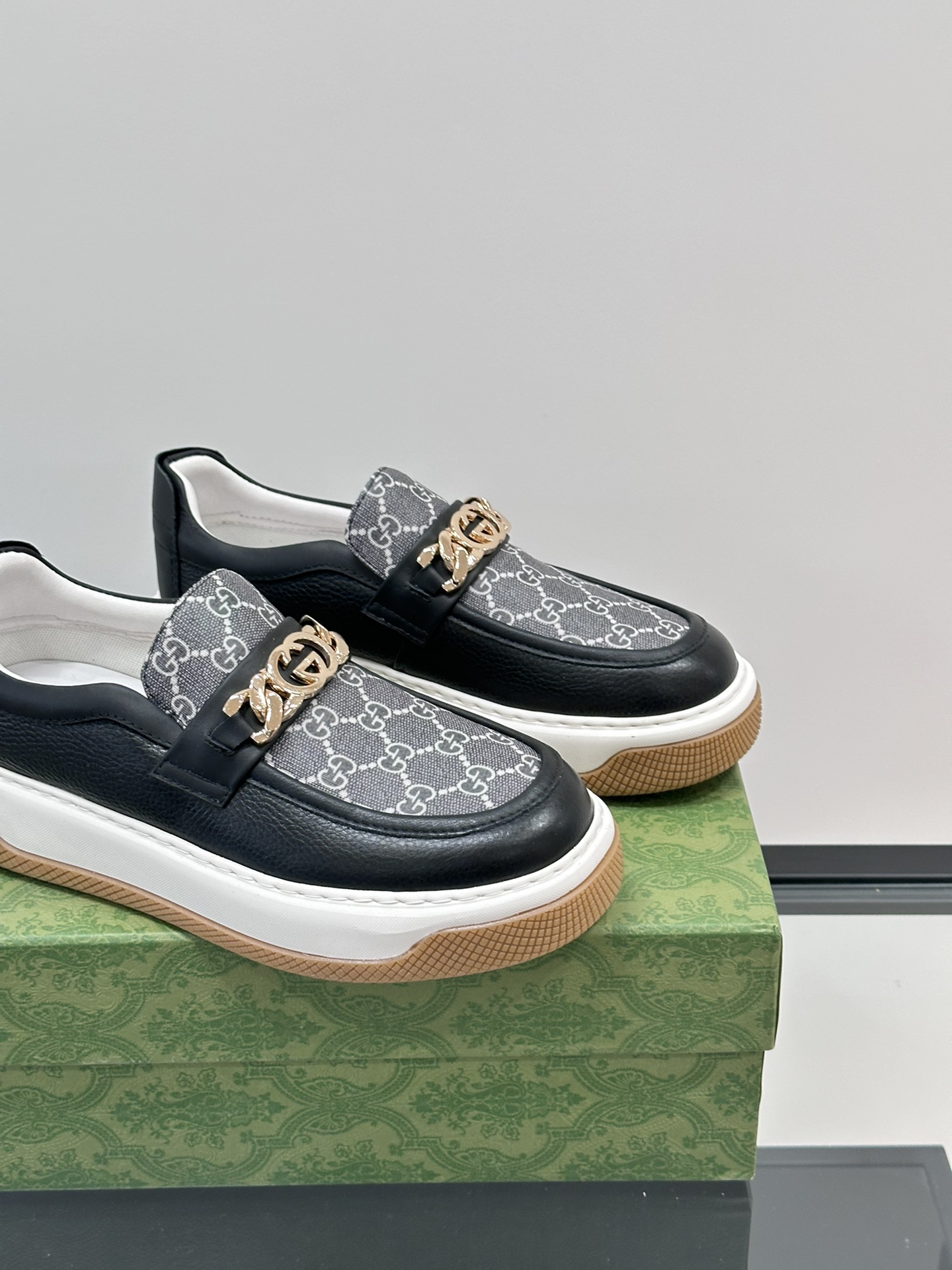 Gucci men's one-stepping thick bottom casual shoes imported cowhide collocation printed canvas production of classic versatile models decorated with brand hardware logo decoration with the original rubber soles soft and comfortable durable!Size: 38-45 Leather lining 840RMB 860RMB