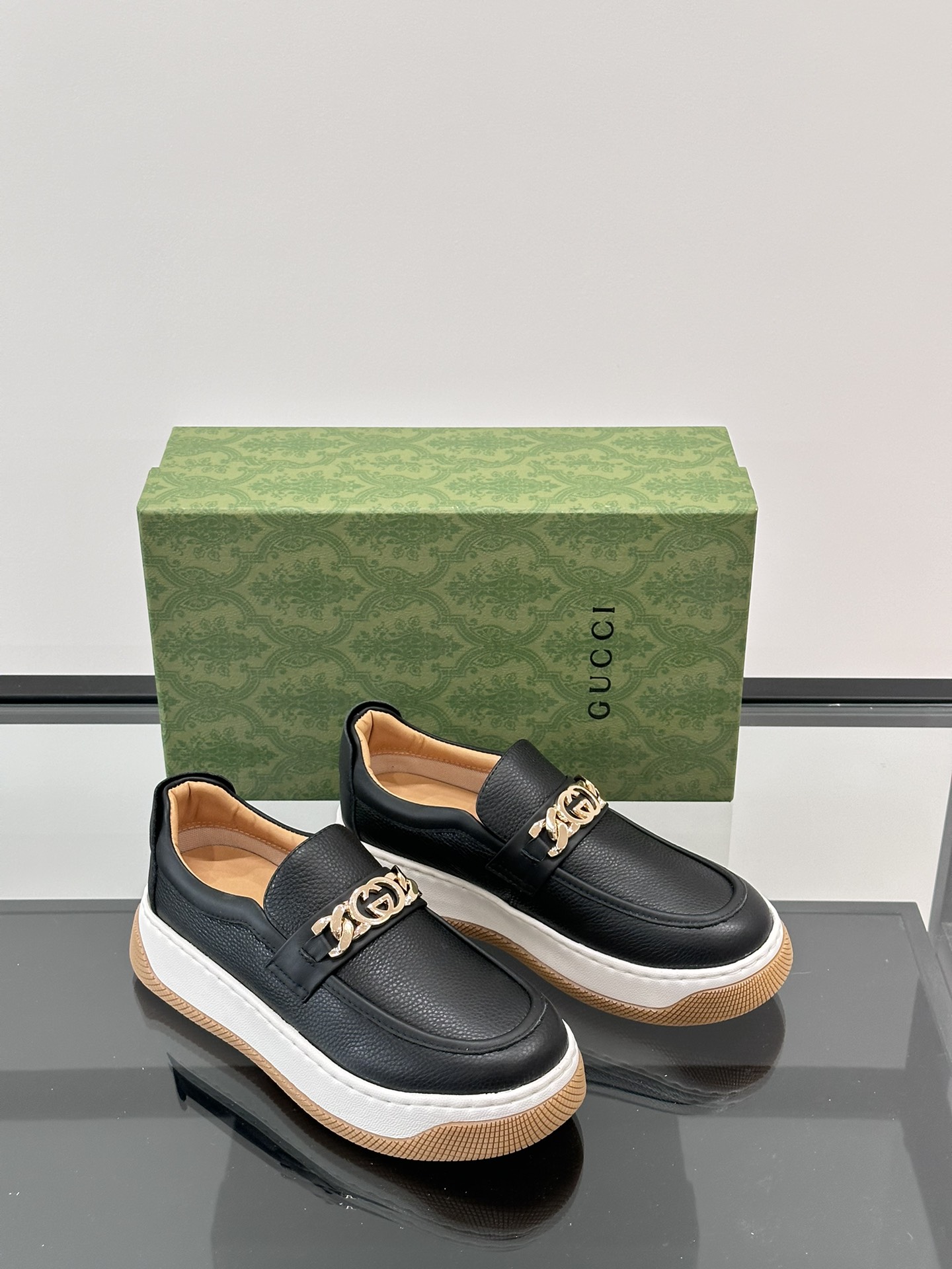 Gucci men's one-stepping thick bottom casual shoes imported cowhide collocation printed canvas production of classic versatile models decorated with brand hardware logo decoration with the original rubber soles soft and comfortable durable!Size: 38-45 Leather lining 840RMB 860RMB