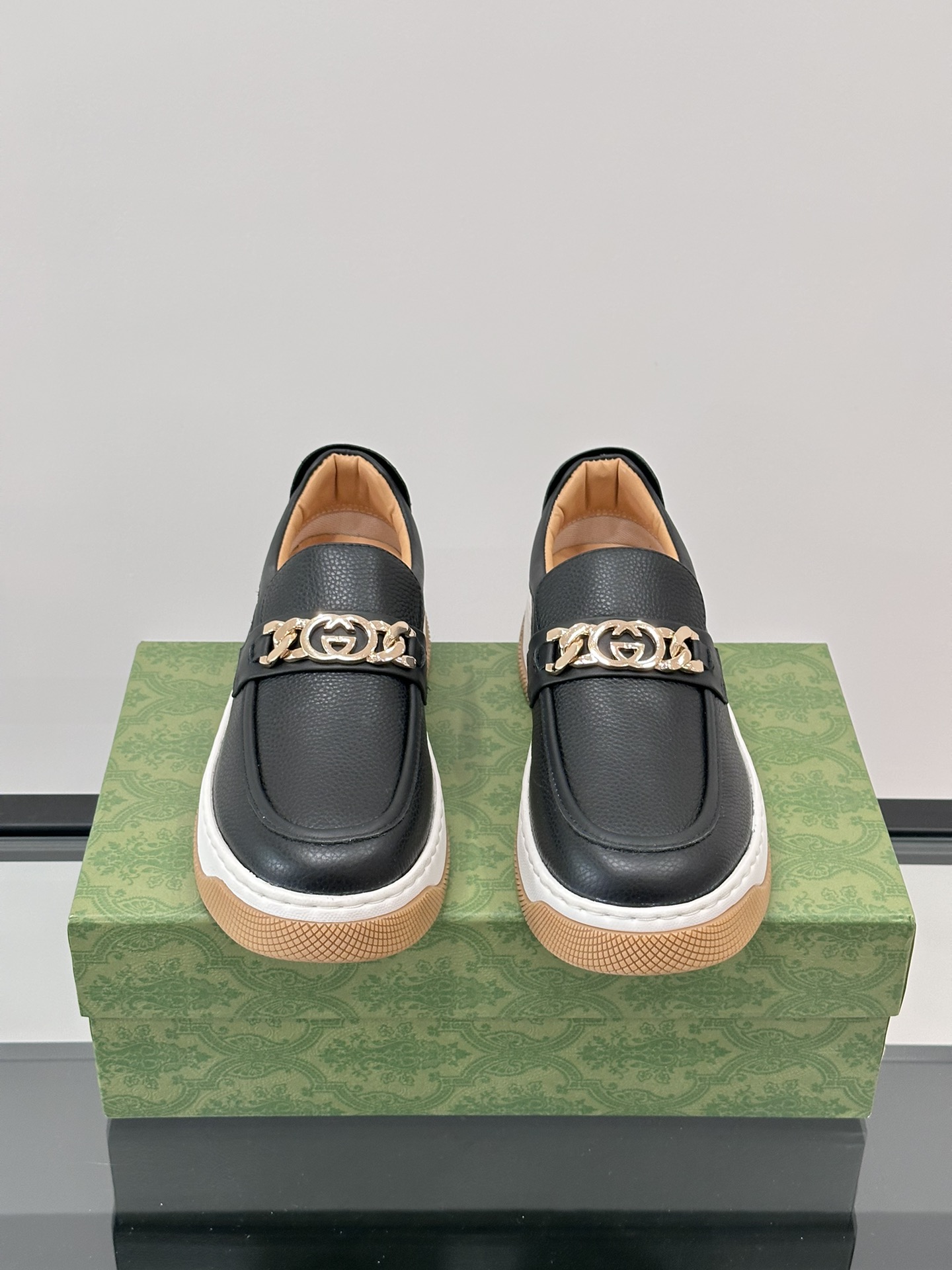 ¡Gucci hombres de un solo paso suela gruesa zapatos casuales de cuero de vaca importado y la producción de lona impresa de los modelos clásicos versátiles decoradas con el logotipo de la marca de hardware decoración en la parte delantera con las suelas de goma originales son suaves, cómodos y duraderos!Tamaño: 38-45 Forro de cuero 840RMB 860RMB