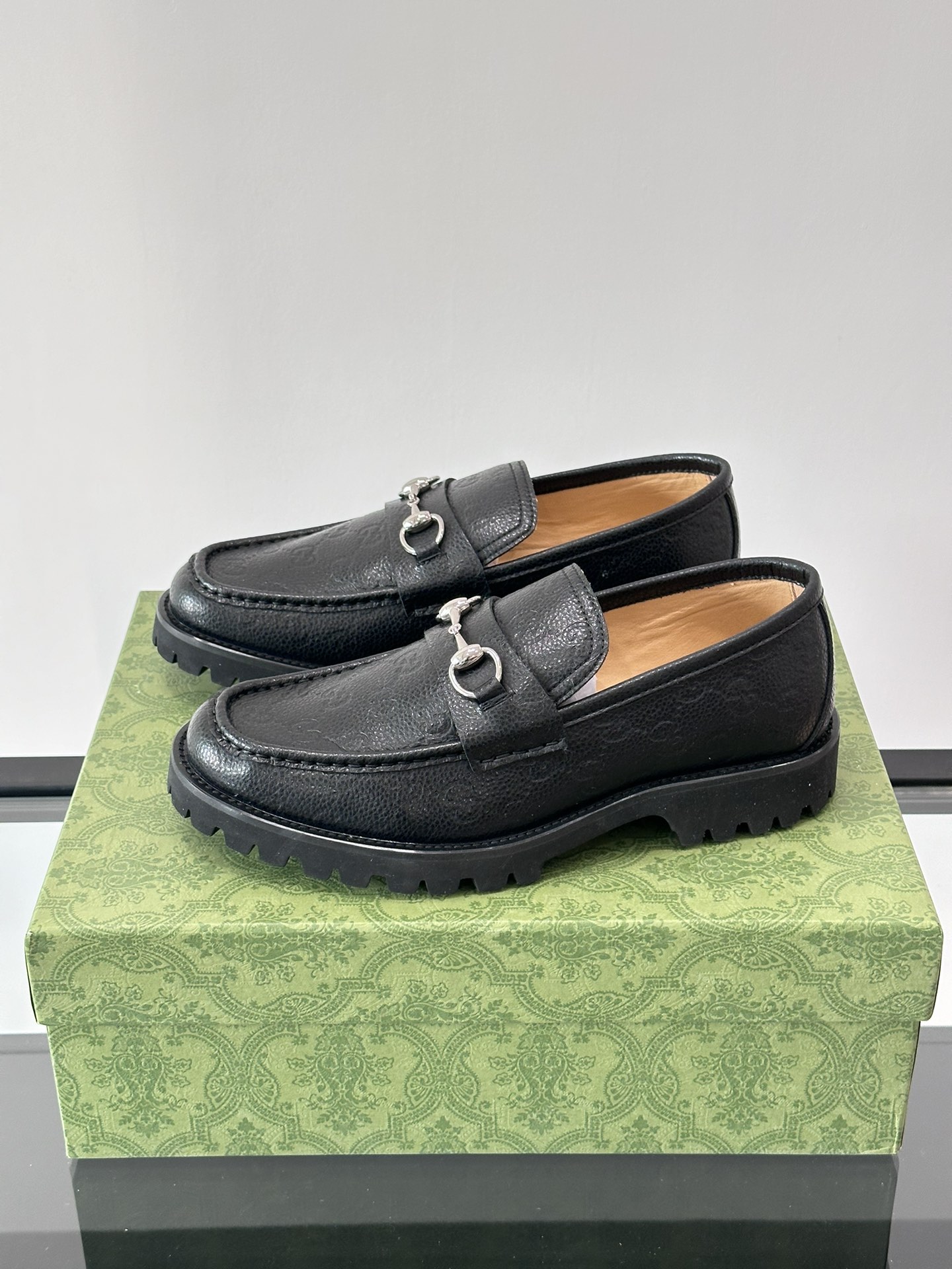 Gucci ~ Gucci décoré avec emboîtement double G hommes Mocassins hommes chaussures décontractées formelles utilisation intelligente des éléments de conception uniques pour la conception de la collection pour injecter une vitalité fraîche dans ce cuir noir Mocassins sur la chaîne emboîtement double G détails de la sangle façonnés dans le corps de la chaussure pour l'ensemble de la conception d'injecter une nouvelle idée matériel supérieur sélection de cuir de vache dans les détails de la sangle classique embelli avec noble petit emboîtement double G logo tridimensionnel sens de plein tempérament unique ! Doublure en peau de vache teintée à l'eau, série classique de détails exquis !P840 Taille : 39-44 (38.45.46 sur mesure)