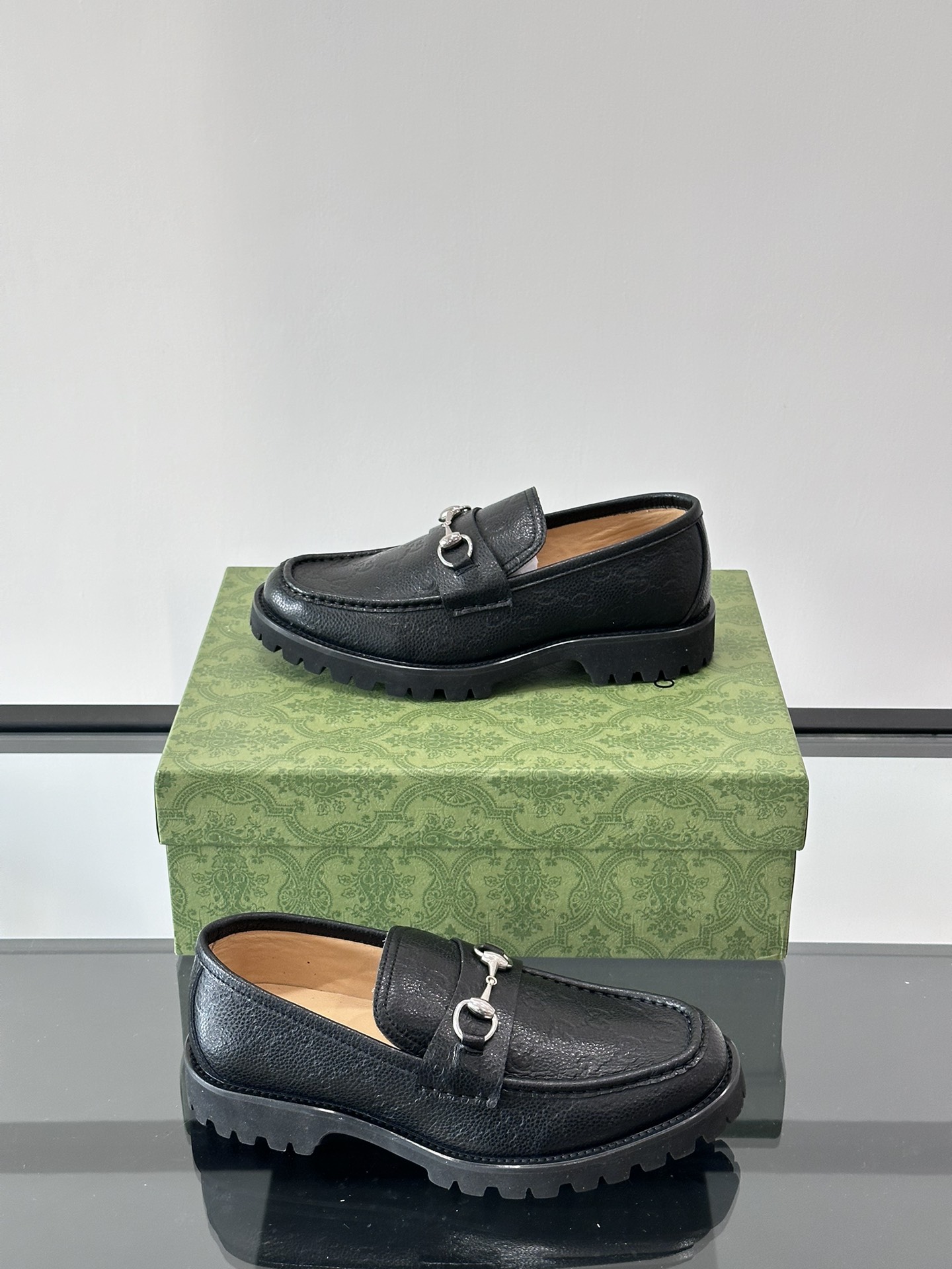 Gucci ~ Gucci décoré avec emboîtement double G hommes Mocassins hommes chaussures décontractées formelles utilisation intelligente des éléments de conception uniques pour la conception de la collection pour injecter une vitalité fraîche dans ce cuir noir Mocassins sur la chaîne emboîtement double G détails de la sangle façonnés dans le corps de la chaussure pour l'ensemble de la conception d'injecter une nouvelle idée matériel supérieur sélection de cuir de vache dans les détails de la sangle classique embelli avec noble petit emboîtement double G logo tridimensionnel sens de plein tempérament unique ! Doublure en peau de vache teintée à l'eau, série classique de détails exquis !P840 Taille : 39-44 (38.45.46 sur mesure)