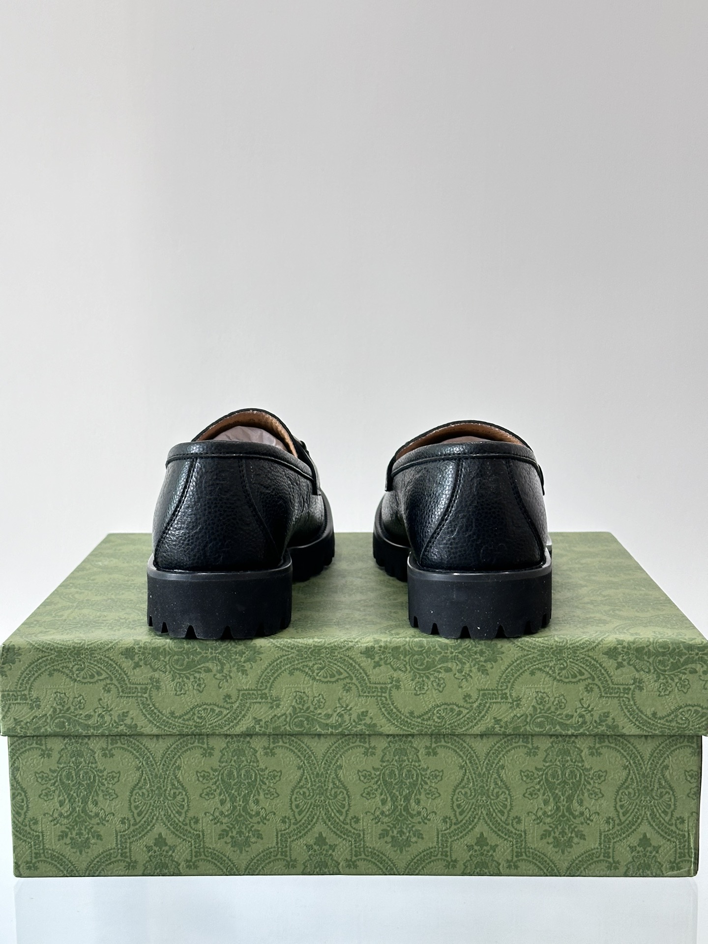 Gucci ~ Gucci décoré avec emboîtement double G hommes Mocassins hommes chaussures décontractées formelles utilisation intelligente des éléments de conception uniques pour la conception de la collection pour injecter une vitalité fraîche dans ce cuir noir Mocassins sur la chaîne emboîtement double G détails de la sangle façonnés dans le corps de la chaussure pour l'ensemble de la conception d'injecter une nouvelle idée matériel supérieur sélection de cuir de vache dans les détails de la sangle classique embelli avec noble petit emboîtement double G logo tridimensionnel sens de plein tempérament unique ! Doublure en peau de vache teintée à l'eau, série classique de détails exquis !P840 Taille : 39-44 (38.45.46 sur mesure)