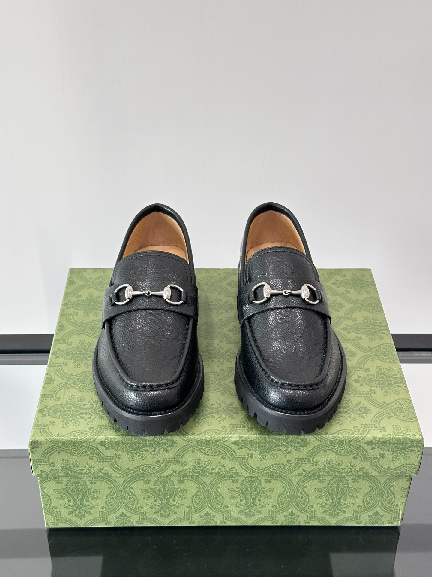 Gucci ~ Gucci décoré avec emboîtement double G hommes Mocassins hommes chaussures décontractées formelles utilisation intelligente des éléments de conception uniques pour la conception de la collection pour injecter une vitalité fraîche dans ce cuir noir Mocassins sur la chaîne emboîtement double G détails de la sangle façonnés dans le corps de la chaussure pour l'ensemble de la conception d'injecter une nouvelle idée matériel supérieur sélection de cuir de vache dans les détails de la sangle classique embelli avec noble petit emboîtement double G logo tridimensionnel sens de plein tempérament unique ! Doublure en peau de vache teintée à l'eau, série classique de détails exquis !P840 Taille : 39-44 (38.45.46 sur mesure)