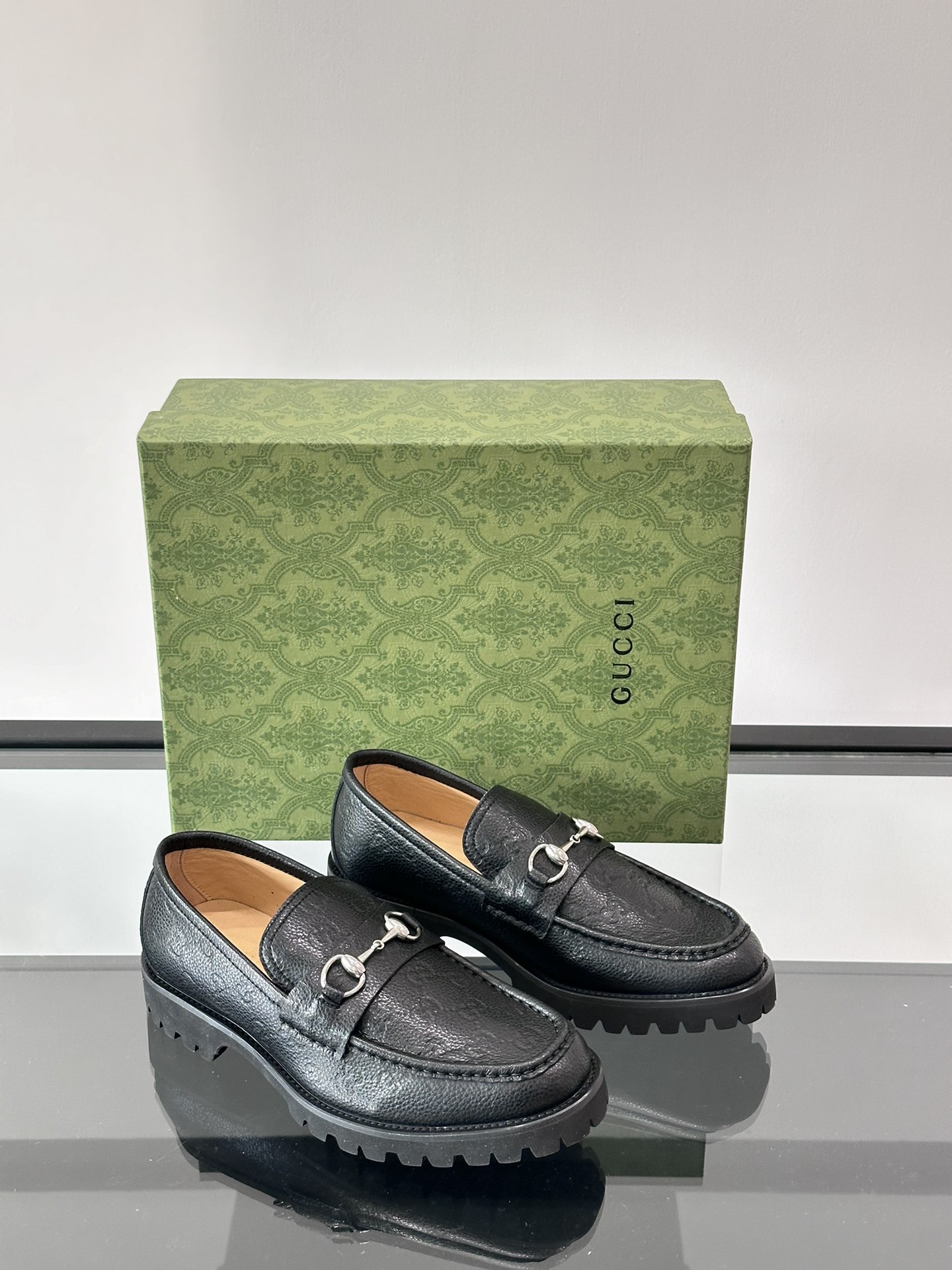 Gucci ~ Gucci décoré avec emboîtement double G hommes Mocassins hommes chaussures décontractées formelles utilisation intelligente des éléments de conception uniques pour la conception de la collection pour injecter une vitalité fraîche dans ce cuir noir Mocassins sur la chaîne emboîtement double G détails de la sangle façonnés dans le corps de la chaussure pour l'ensemble de la conception d'injecter une nouvelle idée matériel supérieur sélection de cuir de vache dans les détails de la sangle classique embelli avec noble petit emboîtement double G logo tridimensionnel sens de plein tempérament unique ! Doublure en peau de vache teintée à l'eau, série classique de détails exquis !P840 Taille : 39-44 (38.45.46 sur mesure)