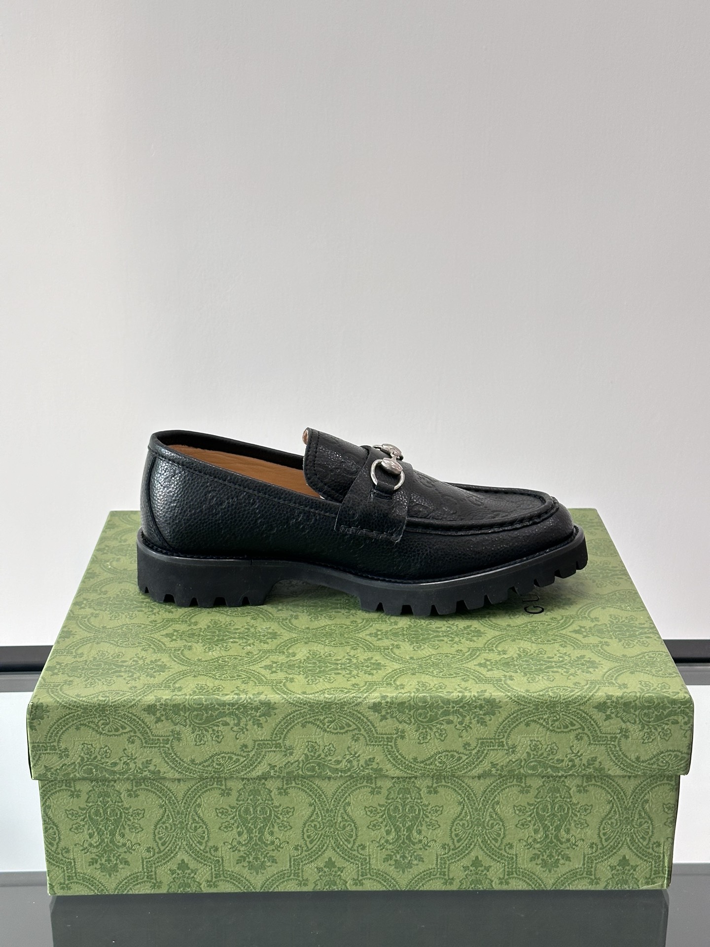 Gucci ~ Gucci décoré avec emboîtement double G hommes Mocassins hommes chaussures décontractées formelles utilisation intelligente des éléments de conception uniques pour la conception de la collection pour injecter une vitalité fraîche dans ce cuir noir Mocassins sur la chaîne emboîtement double G détails de la sangle façonnés dans le corps de la chaussure pour l'ensemble de la conception d'injecter une nouvelle idée matériel supérieur sélection de cuir de vache dans les détails de la sangle classique embelli avec noble petit emboîtement double G logo tridimensionnel sens de plein tempérament unique ! Doublure en peau de vache teintée à l'eau, série classique de détails exquis !P840 Taille : 39-44 (38.45.46 sur mesure)