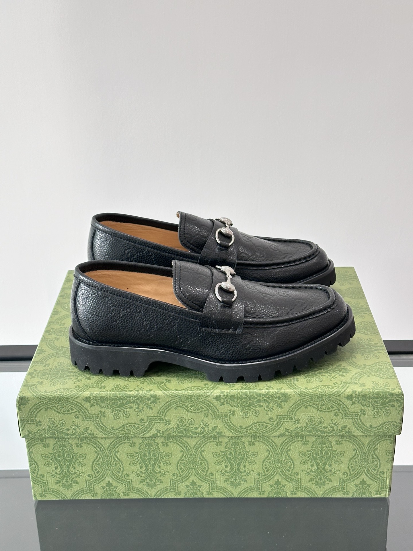 Gucci ~ Gucci décoré avec emboîtement double G hommes Mocassins hommes chaussures décontractées formelles utilisation intelligente des éléments de conception uniques pour la conception de la collection pour injecter une vitalité fraîche dans ce cuir noir Mocassins sur la chaîne emboîtement double G détails de la sangle façonnés dans le corps de la chaussure pour l'ensemble de la conception d'injecter une nouvelle idée matériel supérieur sélection de cuir de vache dans les détails de la sangle classique embelli avec noble petit emboîtement double G logo tridimensionnel sens de plein tempérament unique ! Doublure en peau de vache teintée à l'eau, série classique de détails exquis !P840 Taille : 39-44 (38.45.46 sur mesure)