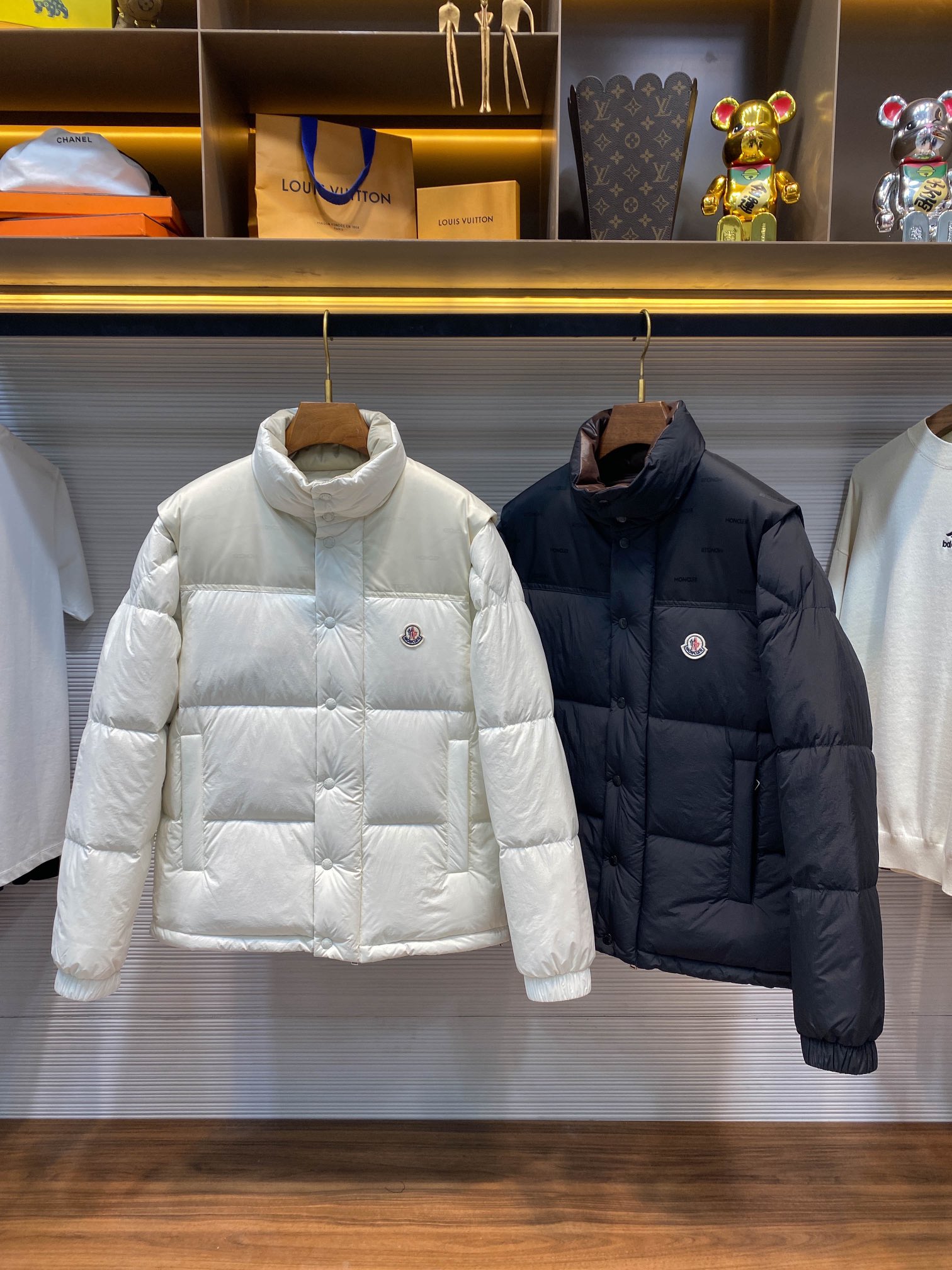 P1580 Moncler24FW outono e inverno novo casaco de gola alta reversível para homem e mulher com o mesmo emblema de feltro clássico, mangas amovíveis, colete para baixo! Um casaco de penas de peso pesado, com o seu conceito de design único, reinterpretação do casaco de penas clássico dos anos 80, será um artigo obrigatório de inverno, na moda e vanguardista! O casaco de penas Verone não só presta homenagem aos estilos vintage, como também incorpora a essência do design moderno para criar uma afirmação de moda distinta! A sua caraterística mais marcante é o seu design reversível único, que oferece ao utilizador possibilidades ilimitadas de transformar um casaco de penas em dois estilos diferentes! O design da manga amovível faz com que este casaco de penas possa ser facilmente convertido num colete quando necessário, quer seja usado sozinho ou em roupa interior, podendo facilmente lidar com uma variedade de ocasiões para interpretar uma variedade de estilos e personalidades! Um dos lados é feito de nylon macio, resistente aos rasgões e revestido a mate, um material que não só é agradável ao tato como também tem uma boa resistência à abrasão e aos rasgões, permitindo ao utilizador desfrutar da moda e, ao mesmo tempo, sentir uma sensação de qualidade! O outro lado é feito de poliéster brilhante, que emite um brilho atraente quando exposto à luz, acrescentando um toque de glamour ao estilo da utilizadora! O forro interior é preenchido com penugem de ganso de padrão europeu, que não só proporciona calor suficiente, mas também permite que a utilizadora sinta o calor da primavera nos dias frios de inverno! Disponível em preto e branco! Tamanho: 1-51 jardas: largura dos ombros 45cm - peito 116cm - comprimento 69cm - comprimento da manga 64cm2 jardas: largura dos ombros 46cm - peito 120cm - comprimento 71cm - comprimento da manga 65cm3 jardas: largura dos ombros 47cm - peito 124cm - comprimento 73cm - comprimento da manga 66cm4 jardas: largura dos ombros 48cm - peito 128cm - comprimento 75cm - comprimento da manga 67cm5 jardas: largura dos ombros 49cm - peito 128cm - comprimento 75cm - comprimento da manga 67cm4 jardas: largura dos ombros 49cm - peito 128cm - comprimento 75cm - comprimento da manga 67cm5 jardas: largura dos ombros 48cm - peito 128cm - comprimento 75cm 67cm5 jardas: largura dos ombros 49cm - peito 132cm - comprimento 77cm - comprimento da manga 68cm recomendação de tamanho (versão standard): altura 174-140 libras experimente 2 jardas adequadas! Os rapazes com peso igual ou inferior a 130 libras escolhem 1 jarda 130-143 libras escolhem 2 jardas 143-156 libras escolhem 3 jardas 156-172 libras escolhem 4 jardas 172-188 libras escolhem 5 jardas! As raparigas escolhem todas 1 jarda!