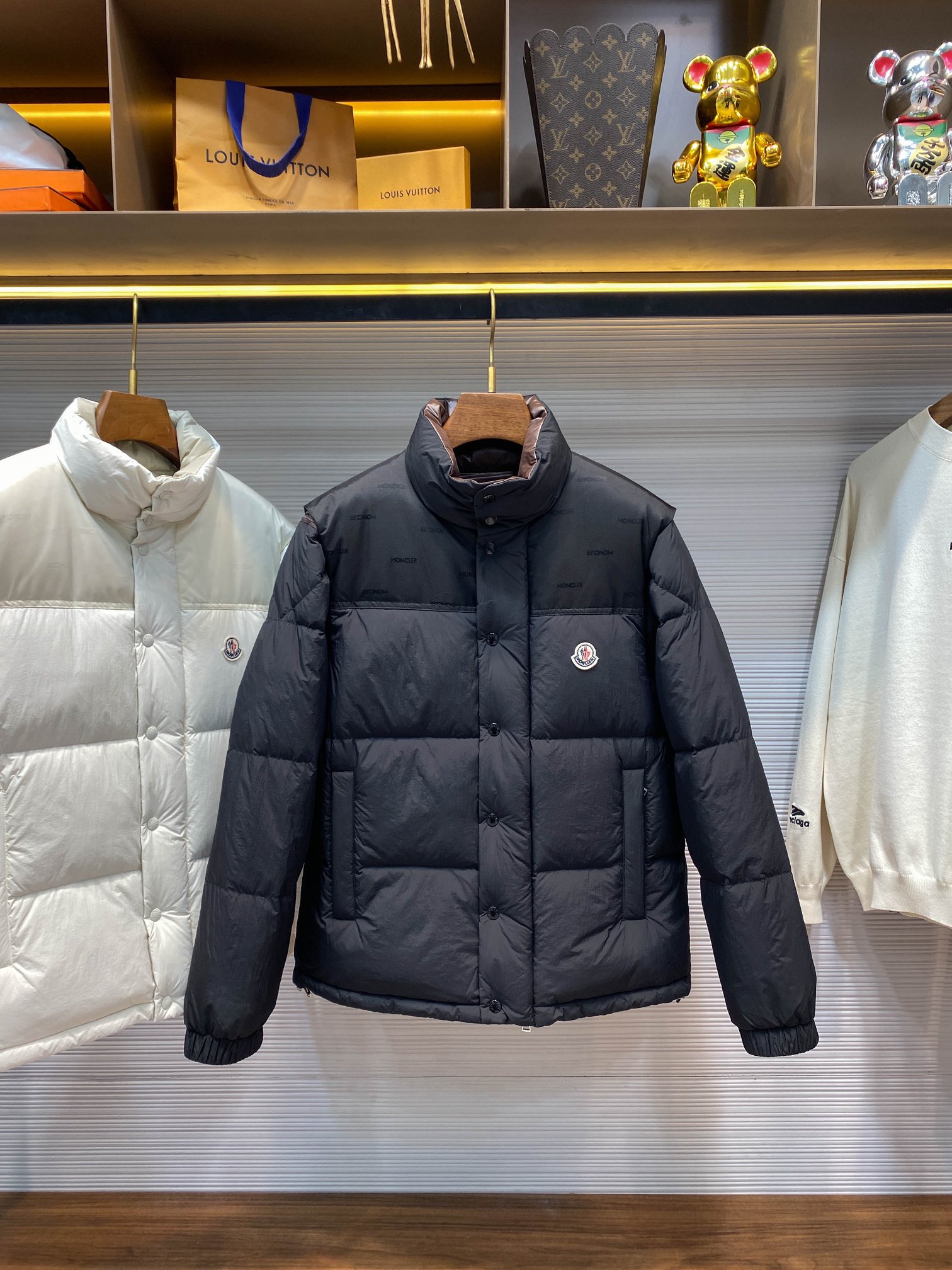 P1580 Moncler24FW outono e inverno novo casaco de gola alta reversível para homem e mulher com o mesmo emblema de feltro clássico, mangas amovíveis, colete para baixo! Um casaco de penas de peso pesado, com o seu conceito de design único, reinterpretação do casaco de penas clássico dos anos 80, será um artigo obrigatório de inverno, na moda e vanguardista! O casaco de penas Verone não só presta homenagem aos estilos vintage, como também incorpora a essência do design moderno para criar uma afirmação de moda distinta! A sua caraterística mais marcante é o seu design reversível único, que oferece ao utilizador possibilidades ilimitadas de transformar um casaco de penas em dois estilos diferentes! O design da manga amovível faz com que este casaco de penas possa ser facilmente convertido num colete quando necessário, quer seja usado sozinho ou em roupa interior, podendo facilmente lidar com uma variedade de ocasiões para interpretar uma variedade de estilos e personalidades! Um dos lados é feito de nylon macio, resistente aos rasgões e revestido a mate, um material que não só é agradável ao tato como também tem uma boa resistência à abrasão e aos rasgões, permitindo ao utilizador desfrutar da moda e, ao mesmo tempo, sentir uma sensação de qualidade! O outro lado é feito de poliéster brilhante, que emite um brilho atraente quando exposto à luz, acrescentando um toque de glamour ao estilo da utilizadora! O forro interior é preenchido com penugem de ganso de padrão europeu, que não só proporciona calor suficiente, mas também permite que a utilizadora sinta o calor da primavera nos dias frios de inverno! Disponível em preto e branco! Tamanho: 1-51 jardas: largura dos ombros 45cm - peito 116cm - comprimento 69cm - comprimento da manga 64cm2 jardas: largura dos ombros 46cm - peito 120cm - comprimento 71cm - comprimento da manga 65cm3 jardas: largura dos ombros 47cm - peito 124cm - comprimento 73cm - comprimento da manga 66cm4 jardas: largura dos ombros 48cm - peito 128cm - comprimento 75cm - comprimento da manga 67cm5 jardas: largura dos ombros 49cm - peito 128cm - comprimento 75cm - comprimento da manga 67cm4 jardas: largura dos ombros 49cm - peito 128cm - comprimento 75cm - comprimento da manga 67cm5 jardas: largura dos ombros 48cm - peito 128cm - comprimento 75cm 67cm5 jardas: largura dos ombros 49cm - peito 132cm - comprimento 77cm - comprimento da manga 68cm recomendação de tamanho (versão standard): altura 174-140 libras experimente 2 jardas adequadas! Os rapazes com peso igual ou inferior a 130 libras escolhem 1 jarda 130-143 libras escolhem 2 jardas 143-156 libras escolhem 3 jardas 156-172 libras escolhem 4 jardas 172-188 libras escolhem 5 jardas! As raparigas escolhem todas 1 jarda!