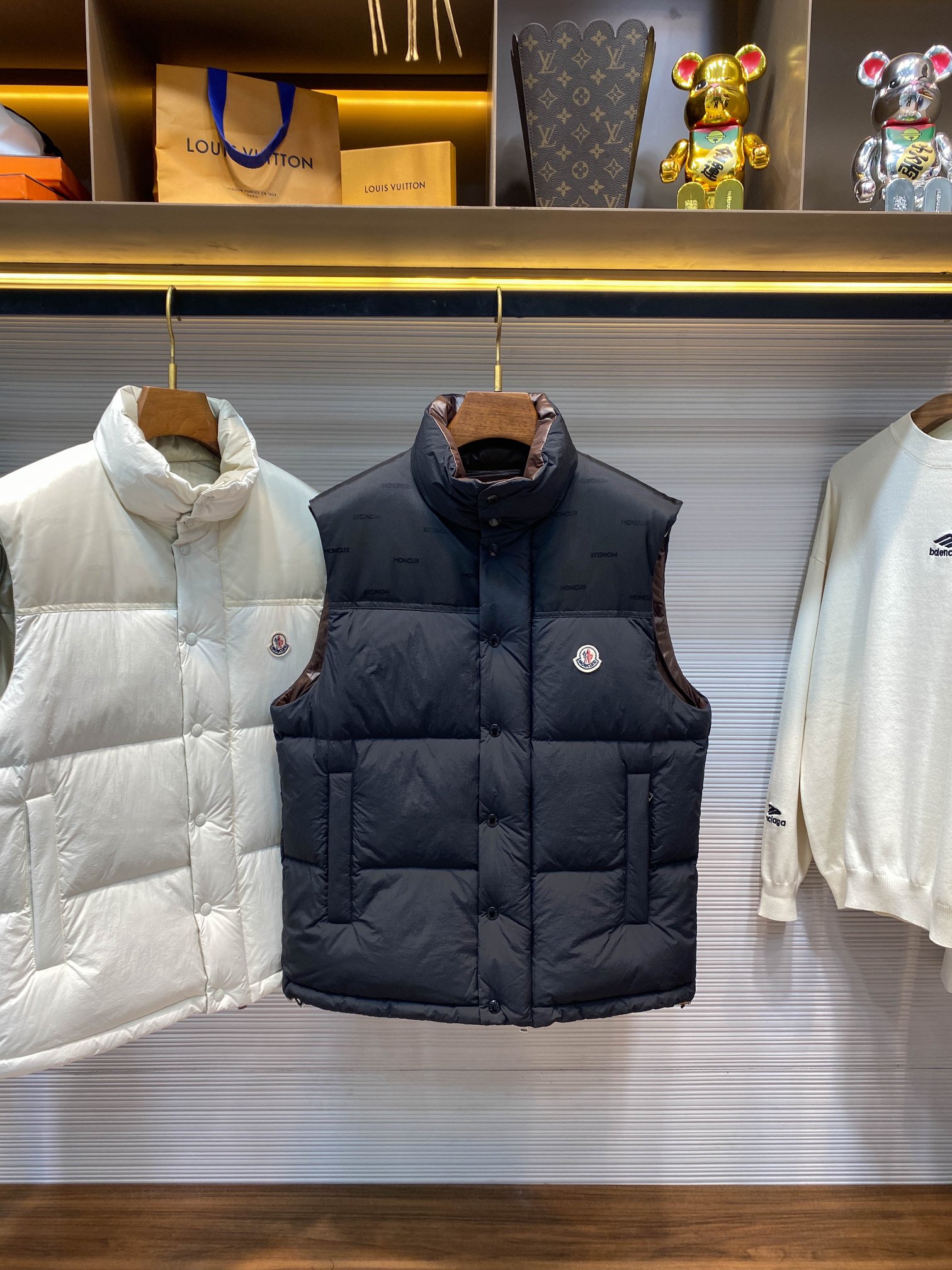 P1580 Moncler24FW outono e inverno novo casaco de gola alta reversível para homem e mulher com o mesmo emblema de feltro clássico, mangas amovíveis, colete para baixo! Um casaco de penas de peso pesado, com o seu conceito de design único, reinterpretação do casaco de penas clássico dos anos 80, será um artigo obrigatório de inverno, na moda e vanguardista! O casaco de penas Verone não só presta homenagem aos estilos vintage, como também incorpora a essência do design moderno para criar uma afirmação de moda distinta! A sua caraterística mais marcante é o seu design reversível único, que oferece ao utilizador possibilidades ilimitadas de transformar um casaco de penas em dois estilos diferentes! O design da manga amovível faz com que este casaco de penas possa ser facilmente convertido num colete quando necessário, quer seja usado sozinho ou em roupa interior, podendo facilmente lidar com uma variedade de ocasiões para interpretar uma variedade de estilos e personalidades! Um dos lados é feito de nylon macio, resistente aos rasgões e revestido a mate, um material que não só é agradável ao tato como também tem uma boa resistência à abrasão e aos rasgões, permitindo ao utilizador desfrutar da moda e, ao mesmo tempo, sentir uma sensação de qualidade! O outro lado é feito de poliéster brilhante, que emite um brilho atraente quando exposto à luz, acrescentando um toque de glamour ao estilo da utilizadora! O forro interior é preenchido com penugem de ganso de padrão europeu, que não só proporciona calor suficiente, mas também permite que a utilizadora sinta o calor da primavera nos dias frios de inverno! Disponível em preto e branco! Tamanho: 1-51 jardas: largura dos ombros 45cm - peito 116cm - comprimento 69cm - comprimento da manga 64cm2 jardas: largura dos ombros 46cm - peito 120cm - comprimento 71cm - comprimento da manga 65cm3 jardas: largura dos ombros 47cm - peito 124cm - comprimento 73cm - comprimento da manga 66cm4 jardas: largura dos ombros 48cm - peito 128cm - comprimento 75cm - comprimento da manga 67cm5 jardas: largura dos ombros 49cm - peito 128cm - comprimento 75cm - comprimento da manga 67cm4 jardas: largura dos ombros 49cm - peito 128cm - comprimento 75cm - comprimento da manga 67cm5 jardas: largura dos ombros 48cm - peito 128cm - comprimento 75cm 67cm5 jardas: largura dos ombros 49cm - peito 132cm - comprimento 77cm - comprimento da manga 68cm recomendação de tamanho (versão standard): altura 174-140 libras experimente 2 jardas adequadas! Os rapazes com peso igual ou inferior a 130 libras escolhem 1 jarda 130-143 libras escolhem 2 jardas 143-156 libras escolhem 3 jardas 156-172 libras escolhem 4 jardas 172-188 libras escolhem 5 jardas! As raparigas escolhem todas 1 jarda!