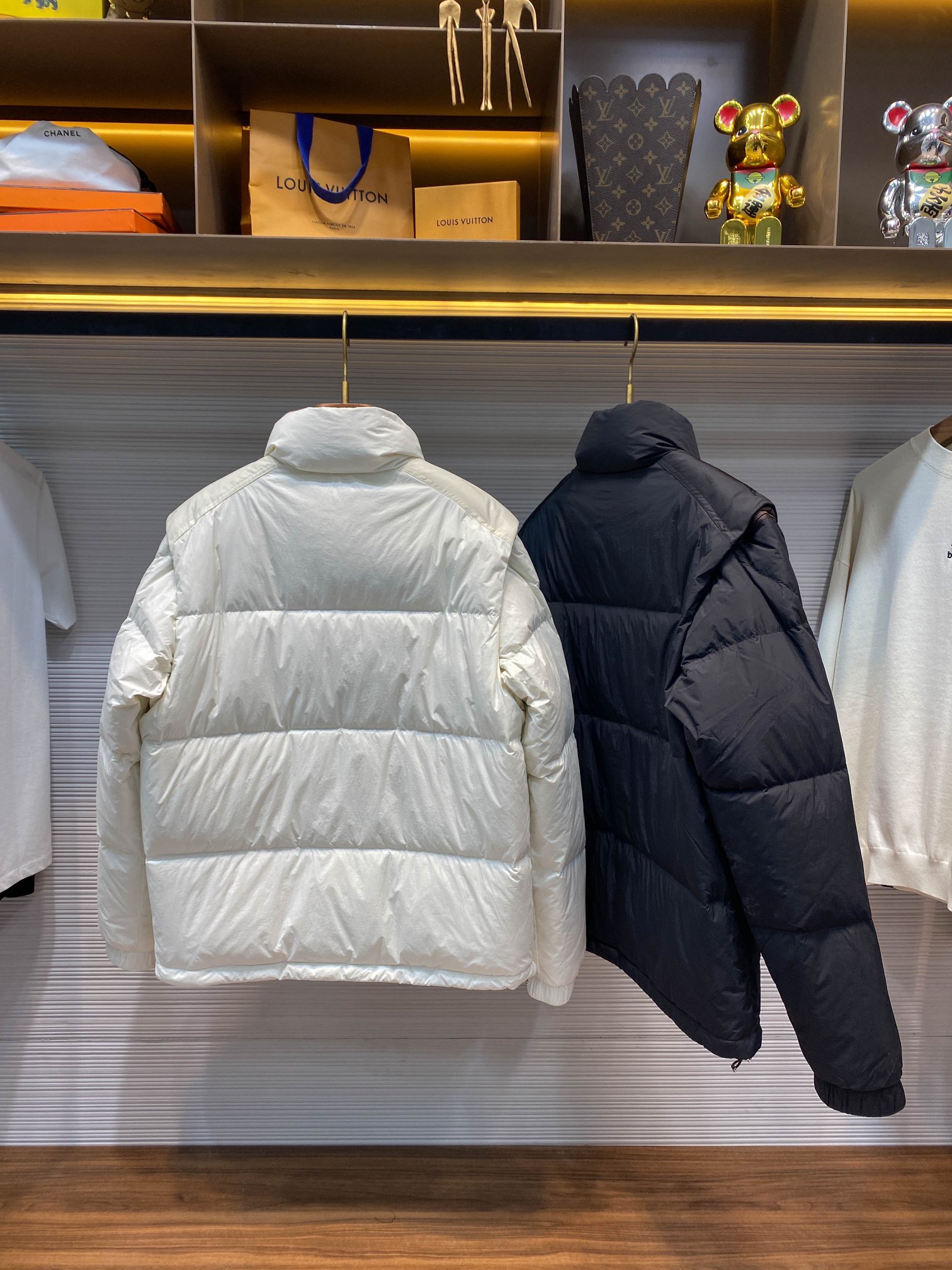 P1580 Moncler24FW outono e inverno novo casaco de gola alta reversível para homem e mulher com o mesmo emblema de feltro clássico, mangas amovíveis, colete para baixo! Um casaco de penas de peso pesado, com o seu conceito de design único, reinterpretação do casaco de penas clássico dos anos 80, será um artigo obrigatório de inverno, na moda e vanguardista! O casaco de penas Verone não só presta homenagem aos estilos vintage, como também incorpora a essência do design moderno para criar uma afirmação de moda distinta! A sua caraterística mais marcante é o seu design reversível único, que oferece ao utilizador possibilidades ilimitadas de transformar um casaco de penas em dois estilos diferentes! O design da manga amovível faz com que este casaco de penas possa ser facilmente convertido num colete quando necessário, quer seja usado sozinho ou em roupa interior, podendo facilmente lidar com uma variedade de ocasiões para interpretar uma variedade de estilos e personalidades! Um dos lados é feito de nylon macio, resistente aos rasgões e revestido a mate, um material que não só é agradável ao tato como também tem uma boa resistência à abrasão e aos rasgões, permitindo ao utilizador desfrutar da moda e, ao mesmo tempo, sentir uma sensação de qualidade! O outro lado é feito de poliéster brilhante, que emite um brilho atraente quando exposto à luz, acrescentando um toque de glamour ao estilo da utilizadora! O forro interior é preenchido com penugem de ganso de padrão europeu, que não só proporciona calor suficiente, mas também permite que a utilizadora sinta o calor da primavera nos dias frios de inverno! Disponível em preto e branco! Tamanho: 1-51 jardas: largura dos ombros 45cm - peito 116cm - comprimento 69cm - comprimento da manga 64cm2 jardas: largura dos ombros 46cm - peito 120cm - comprimento 71cm - comprimento da manga 65cm3 jardas: largura dos ombros 47cm - peito 124cm - comprimento 73cm - comprimento da manga 66cm4 jardas: largura dos ombros 48cm - peito 128cm - comprimento 75cm - comprimento da manga 67cm5 jardas: largura dos ombros 49cm - peito 128cm - comprimento 75cm - comprimento da manga 67cm4 jardas: largura dos ombros 49cm - peito 128cm - comprimento 75cm - comprimento da manga 67cm5 jardas: largura dos ombros 48cm - peito 128cm - comprimento 75cm 67cm5 jardas: largura dos ombros 49cm - peito 132cm - comprimento 77cm - comprimento da manga 68cm recomendação de tamanho (versão standard): altura 174-140 libras experimente 2 jardas adequadas! Os rapazes com peso igual ou inferior a 130 libras escolhem 1 jarda 130-143 libras escolhem 2 jardas 143-156 libras escolhem 3 jardas 156-172 libras escolhem 4 jardas 172-188 libras escolhem 5 jardas! As raparigas escolhem todas 1 jarda!