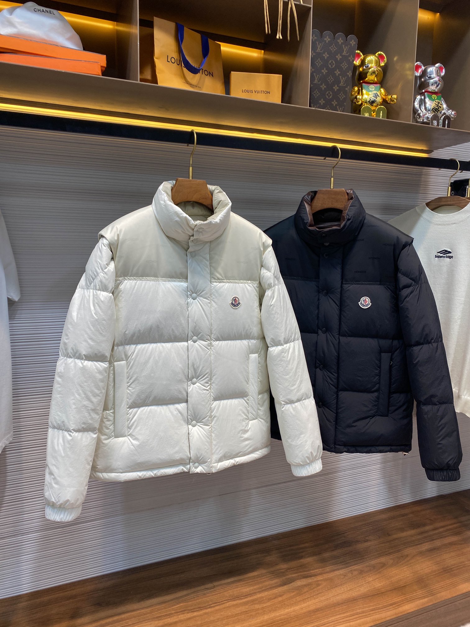 P1580 Moncler24FW outono e inverno novo casaco de gola alta reversível para homem e mulher com o mesmo emblema de feltro clássico, mangas amovíveis, colete para baixo! Um casaco de penas de peso pesado, com o seu conceito de design único, reinterpretação do casaco de penas clássico dos anos 80, será um artigo obrigatório de inverno, na moda e vanguardista! O casaco de penas Verone não só presta homenagem aos estilos vintage, como também incorpora a essência do design moderno para criar uma afirmação de moda distinta! A sua caraterística mais marcante é o seu design reversível único, que oferece ao utilizador possibilidades ilimitadas de transformar um casaco de penas em dois estilos diferentes! O design da manga amovível faz com que este casaco de penas possa ser facilmente convertido num colete quando necessário, quer seja usado sozinho ou em roupa interior, podendo facilmente lidar com uma variedade de ocasiões para interpretar uma variedade de estilos e personalidades! Um dos lados é feito de nylon macio, resistente aos rasgões e revestido a mate, um material que não só é agradável ao tato como também tem uma boa resistência à abrasão e aos rasgões, permitindo ao utilizador desfrutar da moda e, ao mesmo tempo, sentir uma sensação de qualidade! O outro lado é feito de poliéster brilhante, que emite um brilho atraente quando exposto à luz, acrescentando um toque de glamour ao estilo da utilizadora! O forro interior é preenchido com penugem de ganso de padrão europeu, que não só proporciona calor suficiente, mas também permite que a utilizadora sinta o calor da primavera nos dias frios de inverno! Disponível em preto e branco! Tamanho: 1-51 jardas: largura dos ombros 45cm - peito 116cm - comprimento 69cm - comprimento da manga 64cm2 jardas: largura dos ombros 46cm - peito 120cm - comprimento 71cm - comprimento da manga 65cm3 jardas: largura dos ombros 47cm - peito 124cm - comprimento 73cm - comprimento da manga 66cm4 jardas: largura dos ombros 48cm - peito 128cm - comprimento 75cm - comprimento da manga 67cm5 jardas: largura dos ombros 49cm - peito 128cm - comprimento 75cm - comprimento da manga 67cm4 jardas: largura dos ombros 49cm - peito 128cm - comprimento 75cm - comprimento da manga 67cm5 jardas: largura dos ombros 48cm - peito 128cm - comprimento 75cm 67cm5 jardas: largura dos ombros 49cm - peito 132cm - comprimento 77cm - comprimento da manga 68cm recomendação de tamanho (versão standard): altura 174-140 libras experimente 2 jardas adequadas! Os rapazes com peso igual ou inferior a 130 libras escolhem 1 jarda 130-143 libras escolhem 2 jardas 143-156 libras escolhem 3 jardas 156-172 libras escolhem 4 jardas 172-188 libras escolhem 5 jardas! As raparigas escolhem todas 1 jarda!