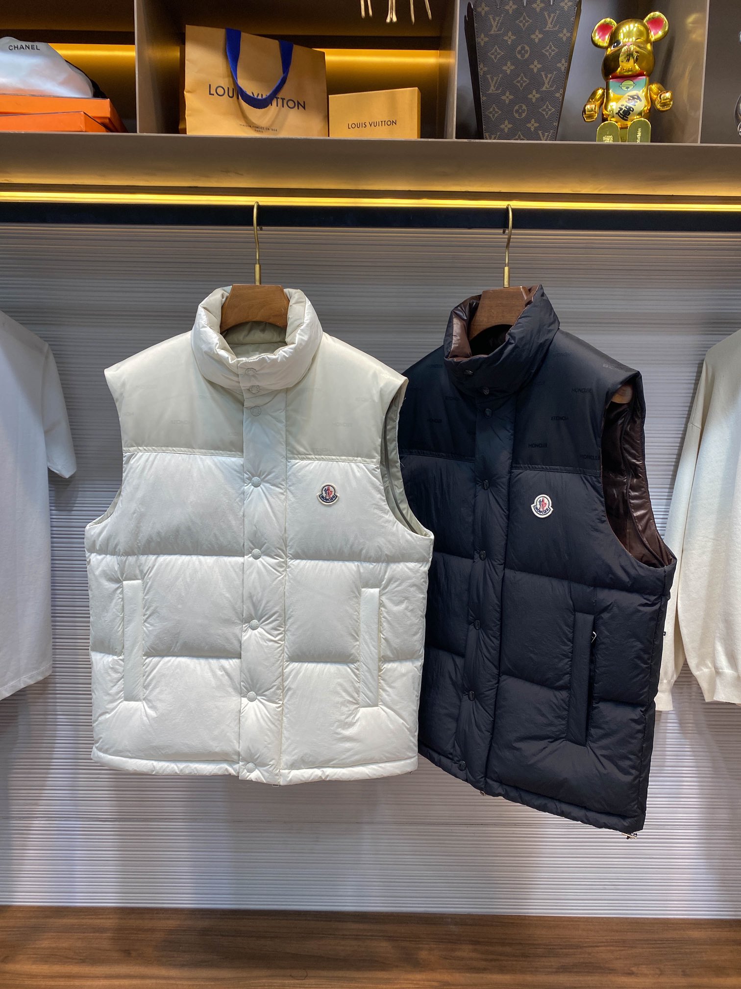 P1580 Moncler24FW outono e inverno novo casaco de gola alta reversível para homem e mulher com o mesmo emblema de feltro clássico, mangas amovíveis, colete para baixo! Um casaco de penas de peso pesado, com o seu conceito de design único, reinterpretação do casaco de penas clássico dos anos 80, será um artigo obrigatório de inverno, na moda e vanguardista! O casaco de penas Verone não só presta homenagem aos estilos vintage, como também incorpora a essência do design moderno para criar uma afirmação de moda distinta! A sua caraterística mais marcante é o seu design reversível único, que oferece ao utilizador possibilidades ilimitadas de transformar um casaco de penas em dois estilos diferentes! O design da manga amovível faz com que este casaco de penas possa ser facilmente convertido num colete quando necessário, quer seja usado sozinho ou em roupa interior, podendo facilmente lidar com uma variedade de ocasiões para interpretar uma variedade de estilos e personalidades! Um dos lados é feito de nylon macio, resistente aos rasgões e revestido a mate, um material que não só é agradável ao tato como também tem uma boa resistência à abrasão e aos rasgões, permitindo ao utilizador desfrutar da moda e, ao mesmo tempo, sentir uma sensação de qualidade! O outro lado é feito de poliéster brilhante, que emite um brilho atraente quando exposto à luz, acrescentando um toque de glamour ao estilo da utilizadora! O forro interior é preenchido com penugem de ganso de padrão europeu, que não só proporciona calor suficiente, mas também permite que a utilizadora sinta o calor da primavera nos dias frios de inverno! Disponível em preto e branco! Tamanho: 1-51 jardas: largura dos ombros 45cm - peito 116cm - comprimento 69cm - comprimento da manga 64cm2 jardas: largura dos ombros 46cm - peito 120cm - comprimento 71cm - comprimento da manga 65cm3 jardas: largura dos ombros 47cm - peito 124cm - comprimento 73cm - comprimento da manga 66cm4 jardas: largura dos ombros 48cm - peito 128cm - comprimento 75cm - comprimento da manga 67cm5 jardas: largura dos ombros 49cm - peito 128cm - comprimento 75cm - comprimento da manga 67cm4 jardas: largura dos ombros 49cm - peito 128cm - comprimento 75cm - comprimento da manga 67cm5 jardas: largura dos ombros 48cm - peito 128cm - comprimento 75cm 67cm5 jardas: largura dos ombros 49cm - peito 132cm - comprimento 77cm - comprimento da manga 68cm recomendação de tamanho (versão standard): altura 174-140 libras experimente 2 jardas adequadas! Os rapazes com peso igual ou inferior a 130 libras escolhem 1 jarda 130-143 libras escolhem 2 jardas 143-156 libras escolhem 3 jardas 156-172 libras escolhem 4 jardas 172-188 libras escolhem 5 jardas! As raparigas escolhem todas 1 jarda!