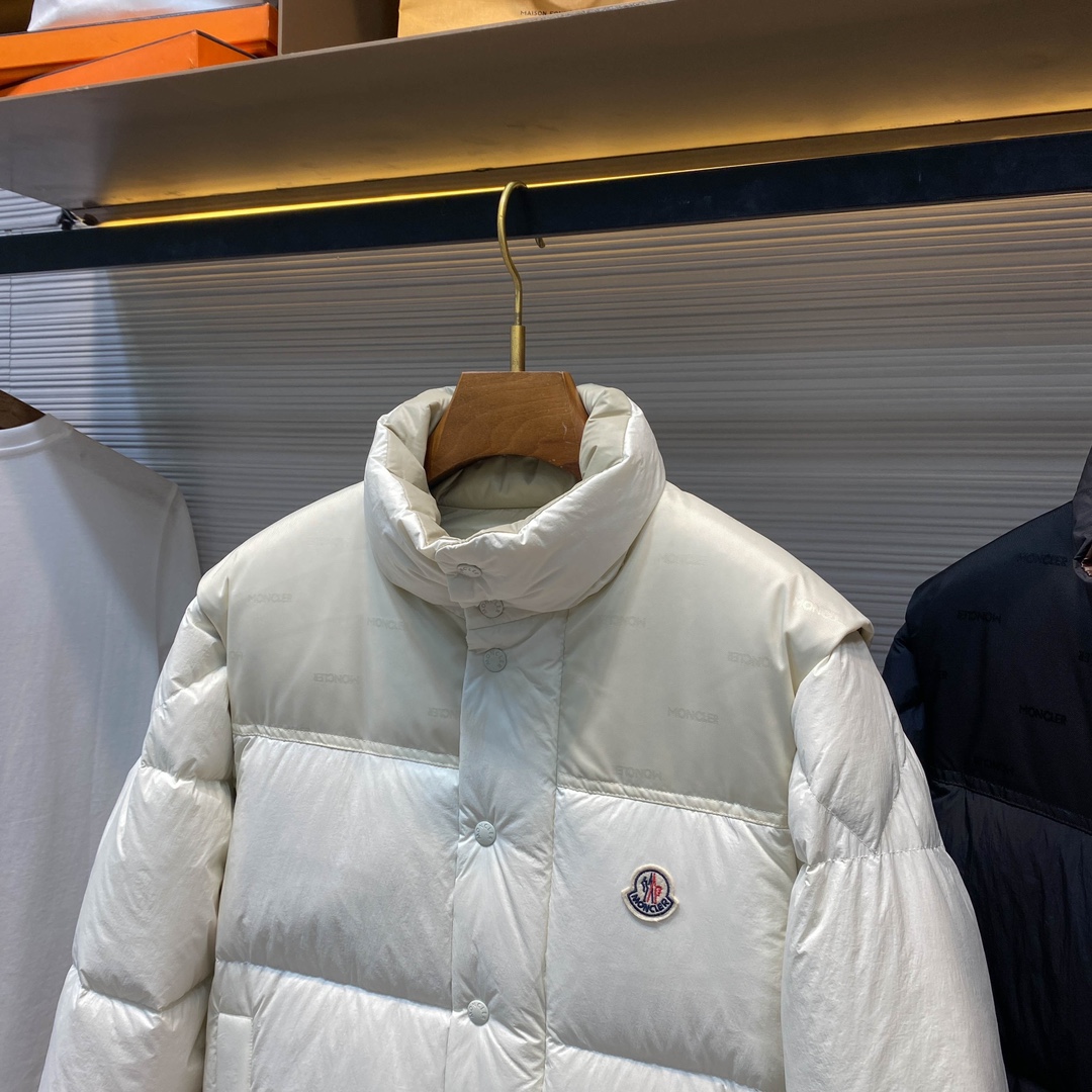 P1580 Moncler24FW outono e inverno novo casaco de gola alta reversível para homem e mulher com o mesmo emblema de feltro clássico, mangas amovíveis, colete para baixo! Um casaco de penas de peso pesado, com o seu conceito de design único, reinterpretação do casaco de penas clássico dos anos 80, será um artigo obrigatório de inverno, na moda e vanguardista! O casaco de penas Verone não só presta homenagem aos estilos vintage, como também incorpora a essência do design moderno para criar uma afirmação de moda distinta! A sua caraterística mais marcante é o seu design reversível único, que oferece ao utilizador possibilidades ilimitadas de transformar um casaco de penas em dois estilos diferentes! O design da manga amovível faz com que este casaco de penas possa ser facilmente convertido num colete quando necessário, quer seja usado sozinho ou em roupa interior, podendo facilmente lidar com uma variedade de ocasiões para interpretar uma variedade de estilos e personalidades! Um dos lados é feito de nylon macio, resistente aos rasgões e revestido a mate, um material que não só é agradável ao tato como também tem uma boa resistência à abrasão e aos rasgões, permitindo ao utilizador desfrutar da moda e, ao mesmo tempo, sentir uma sensação de qualidade! O outro lado é feito de poliéster brilhante, que emite um brilho atraente quando exposto à luz, acrescentando um toque de glamour ao estilo da utilizadora! O forro interior é preenchido com penugem de ganso de padrão europeu, que não só proporciona calor suficiente, mas também permite que a utilizadora sinta o calor da primavera nos dias frios de inverno! Disponível em preto e branco! Tamanho: 1-51 jardas: largura dos ombros 45cm - peito 116cm - comprimento 69cm - comprimento da manga 64cm2 jardas: largura dos ombros 46cm - peito 120cm - comprimento 71cm - comprimento da manga 65cm3 jardas: largura dos ombros 47cm - peito 124cm - comprimento 73cm - comprimento da manga 66cm4 jardas: largura dos ombros 48cm - peito 128cm - comprimento 75cm - comprimento da manga 67cm5 jardas: largura dos ombros 49cm - peito 128cm - comprimento 75cm - comprimento da manga 67cm4 jardas: largura dos ombros 49cm - peito 128cm - comprimento 75cm - comprimento da manga 67cm5 jardas: largura dos ombros 48cm - peito 128cm - comprimento 75cm 67cm5 jardas: largura dos ombros 49cm - peito 132cm - comprimento 77cm - comprimento da manga 68cm recomendação de tamanho (versão standard): altura 174-140 libras experimente 2 jardas adequadas! Os rapazes com peso igual ou inferior a 130 libras escolhem 1 jarda 130-143 libras escolhem 2 jardas 143-156 libras escolhem 3 jardas 156-172 libras escolhem 4 jardas 172-188 libras escolhem 5 jardas! As raparigas escolhem todas 1 jarda!