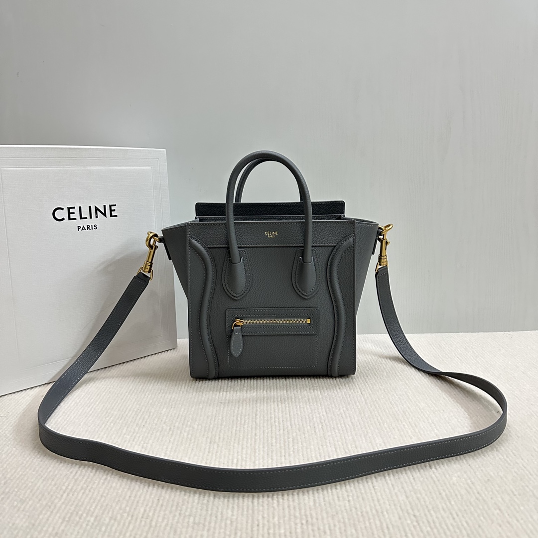 P1500 
CELINE nano笑脸包🔥  全新升级版❗️手工打造❗️精致细腻❗️首P数量有限❗️先下手为强❗️
型号:189243荔枝纹/烟熏灰 
尺寸：20-20-20💰(配原版包装)-高仿包包