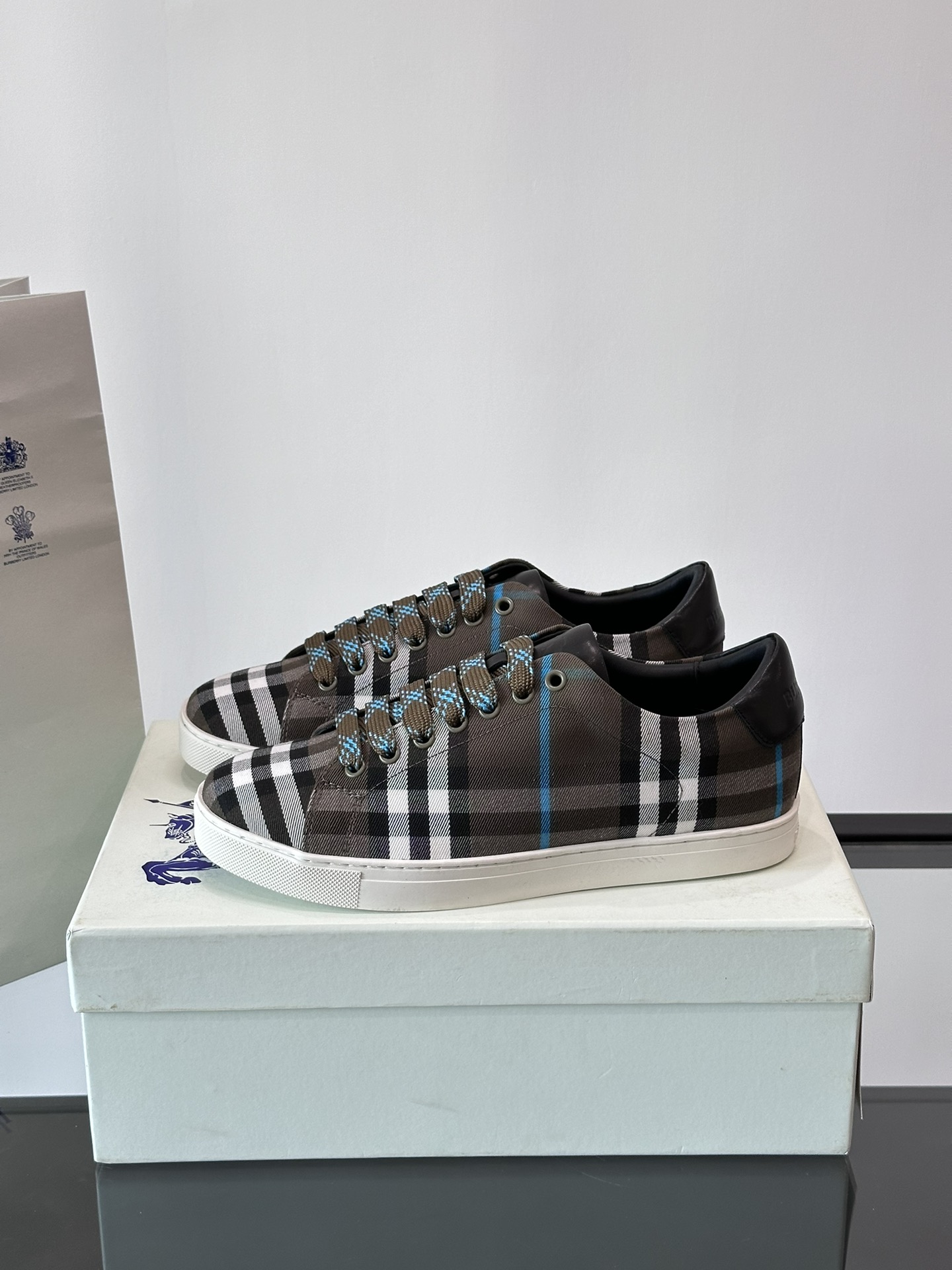 ¡◾️▫️Burberry Burberry 2024Ss Zapatillas bajas clásicas de hombre de lona de cuadros escoceses renovadas en algodón de cuadros escoceses vintage decoradas con el logotipo de la marca renovado Forro de piel de vacuno Talón decorado con letras Burberry Logotipo en relieve Suela original de TPU!P620 Talla: 38-44 (38.45 bajo pedido)