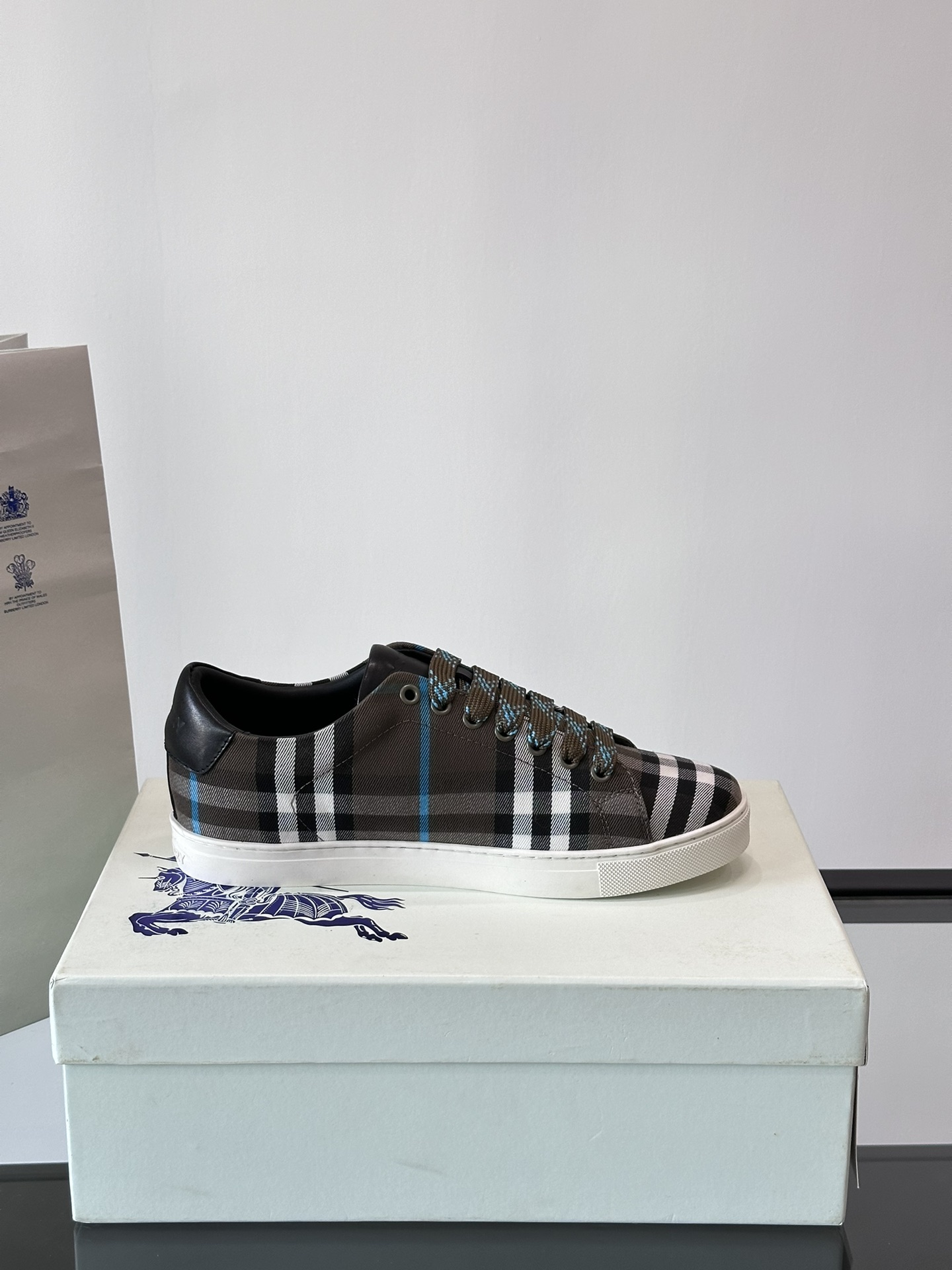 ¡◾️▫️Burberry Burberry 2024Ss Zapatillas bajas clásicas de hombre de lona de cuadros escoceses renovadas en algodón de cuadros escoceses vintage decoradas con el logotipo de la marca renovado Forro de piel de vacuno Talón decorado con letras Burberry Logotipo en relieve Suela original de TPU!P620 Talla: 38-44 (38.45 bajo pedido)