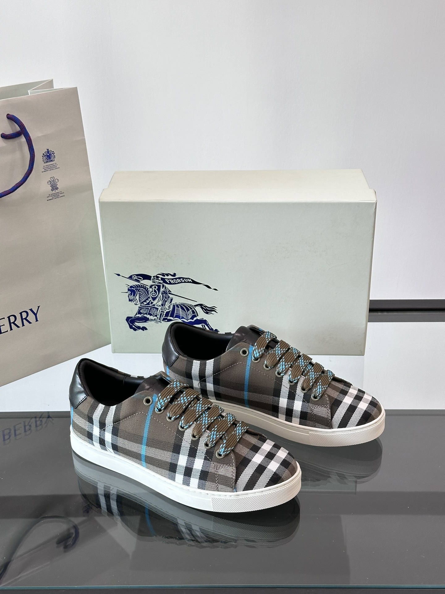 ¡◾️▫️Burberry Burberry 2024Ss Zapatillas bajas clásicas de hombre de lona de cuadros escoceses renovadas en algodón de cuadros escoceses vintage decoradas con el logotipo de la marca renovado Forro de piel de vacuno Talón decorado con letras Burberry Logotipo en relieve Suela original de TPU!P620 Talla: 38-44 (38.45 bajo pedido)