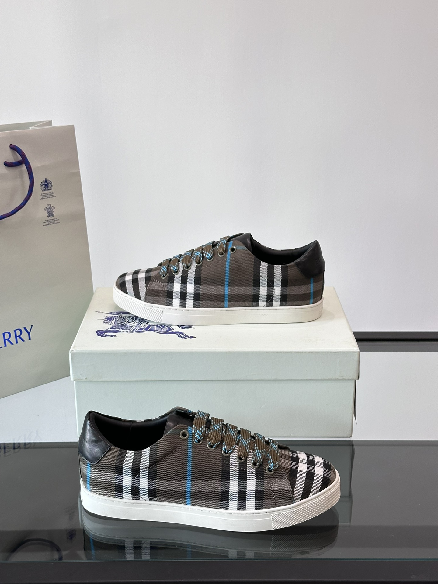 ¡◾️▫️Burberry Burberry 2024Ss Zapatillas bajas clásicas de hombre de lona de cuadros escoceses renovadas en algodón de cuadros escoceses vintage decoradas con el logotipo de la marca renovado Forro de piel de vacuno Talón decorado con letras Burberry Logotipo en relieve Suela original de TPU!P620 Talla: 38-44 (38.45 bajo pedido)