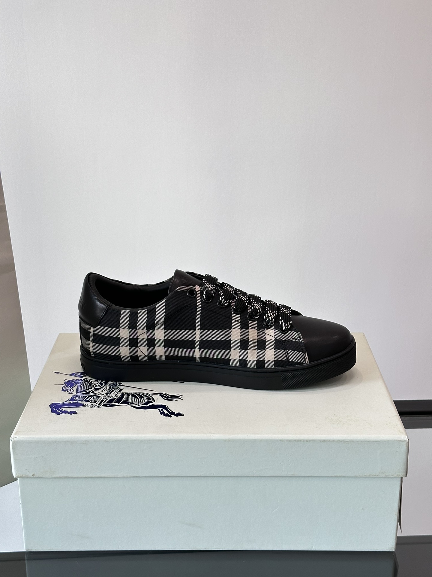 The Burberry men's classic low-top sneaker is revitalized in Vintage plaid cotton and cowhide leather adorned with a refreshed brand logo, head-layer cowhide leather lining and Burberry letter-embossed logo on the heel, TPU outsole and original outsole!