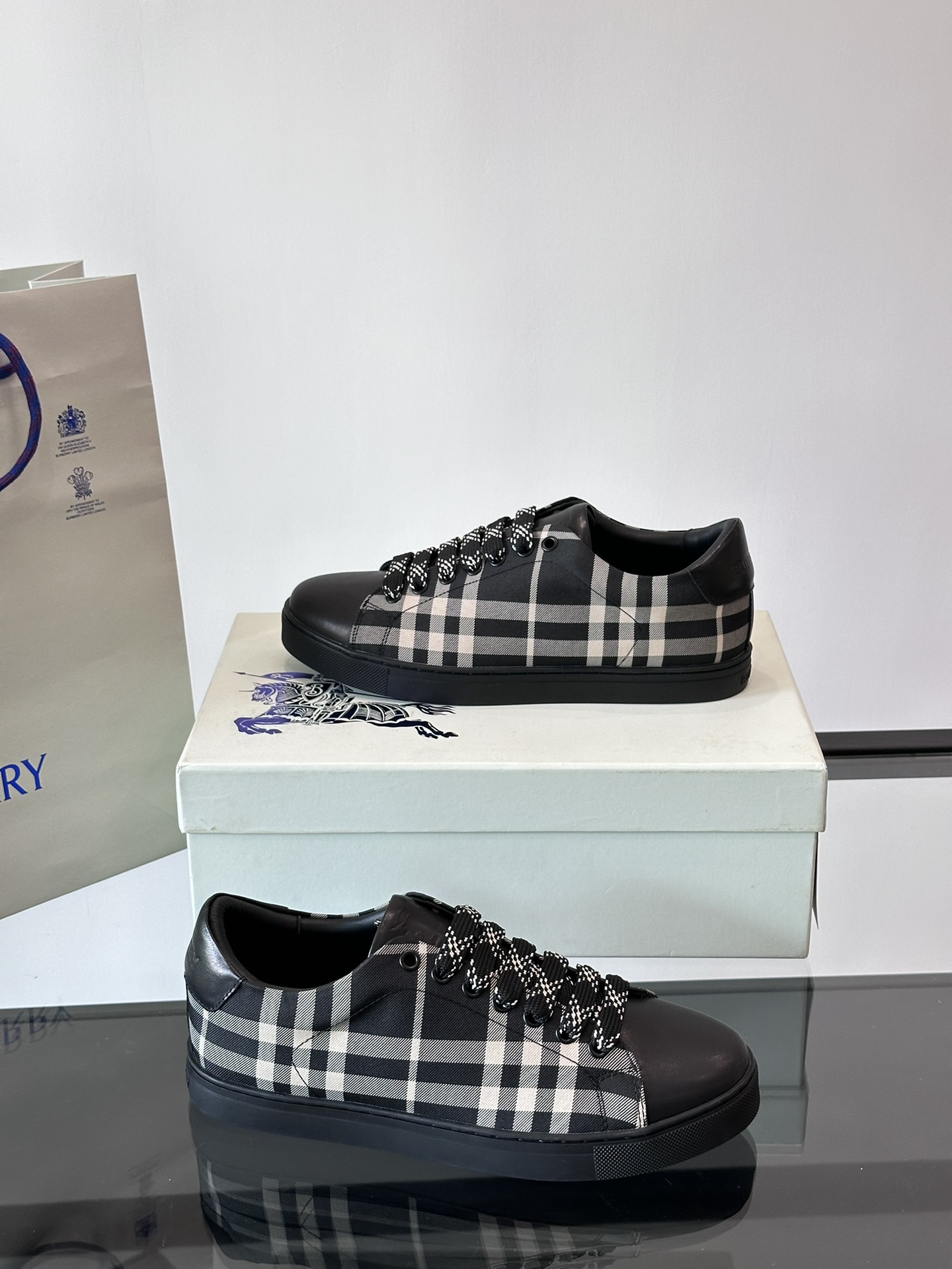 The Burberry men's classic low-top sneaker is revitalized in Vintage plaid cotton and cowhide leather adorned with a refreshed brand logo, head-layer cowhide leather lining and Burberry letter-embossed logo on the heel, TPU outsole and original outsole!