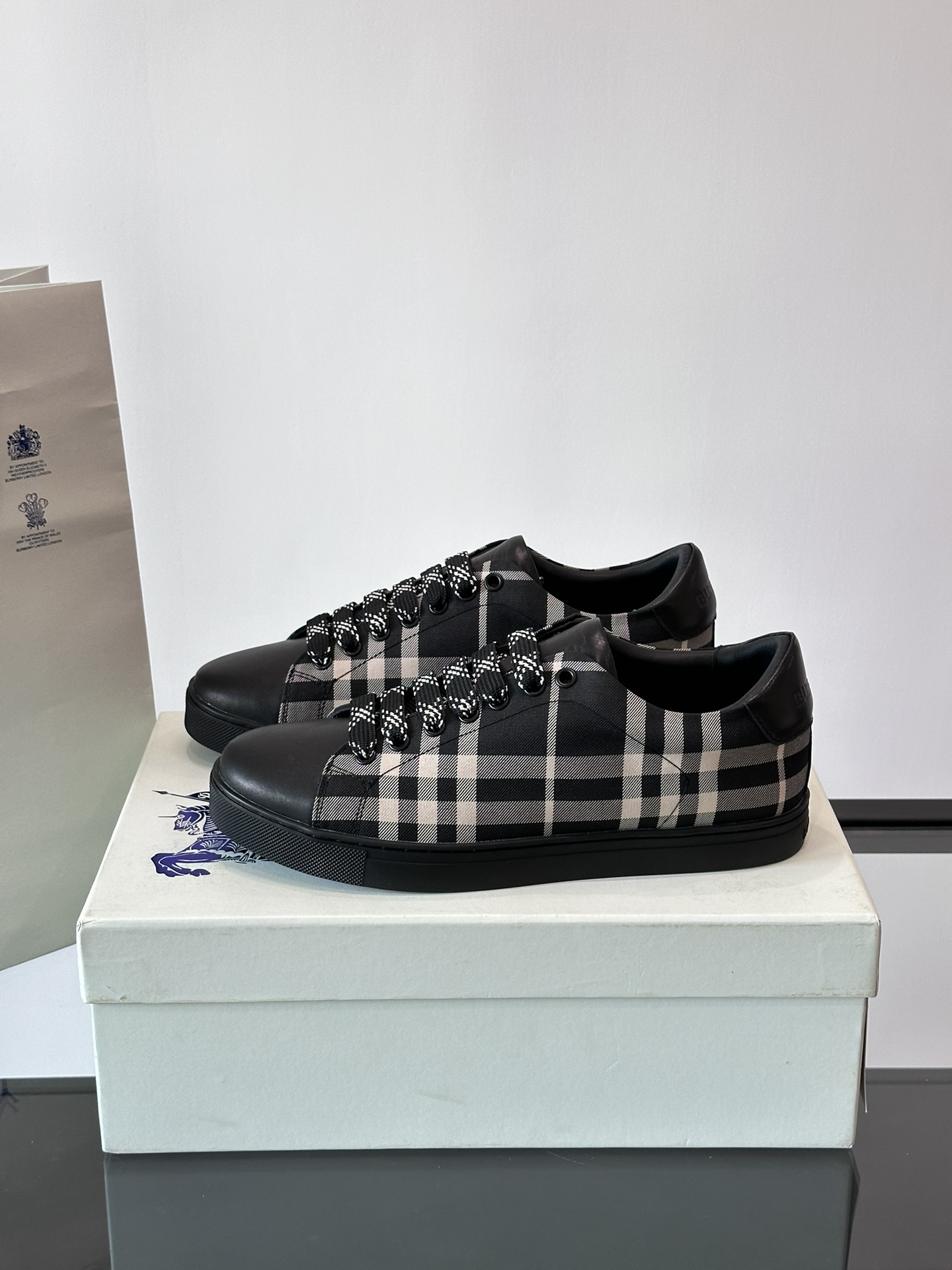 The Burberry men's classic low-top sneaker is revitalized in Vintage plaid cotton and cowhide leather adorned with a refreshed brand logo, head-layer cowhide leather lining and Burberry letter-embossed logo on the heel, TPU outsole and original outsole!