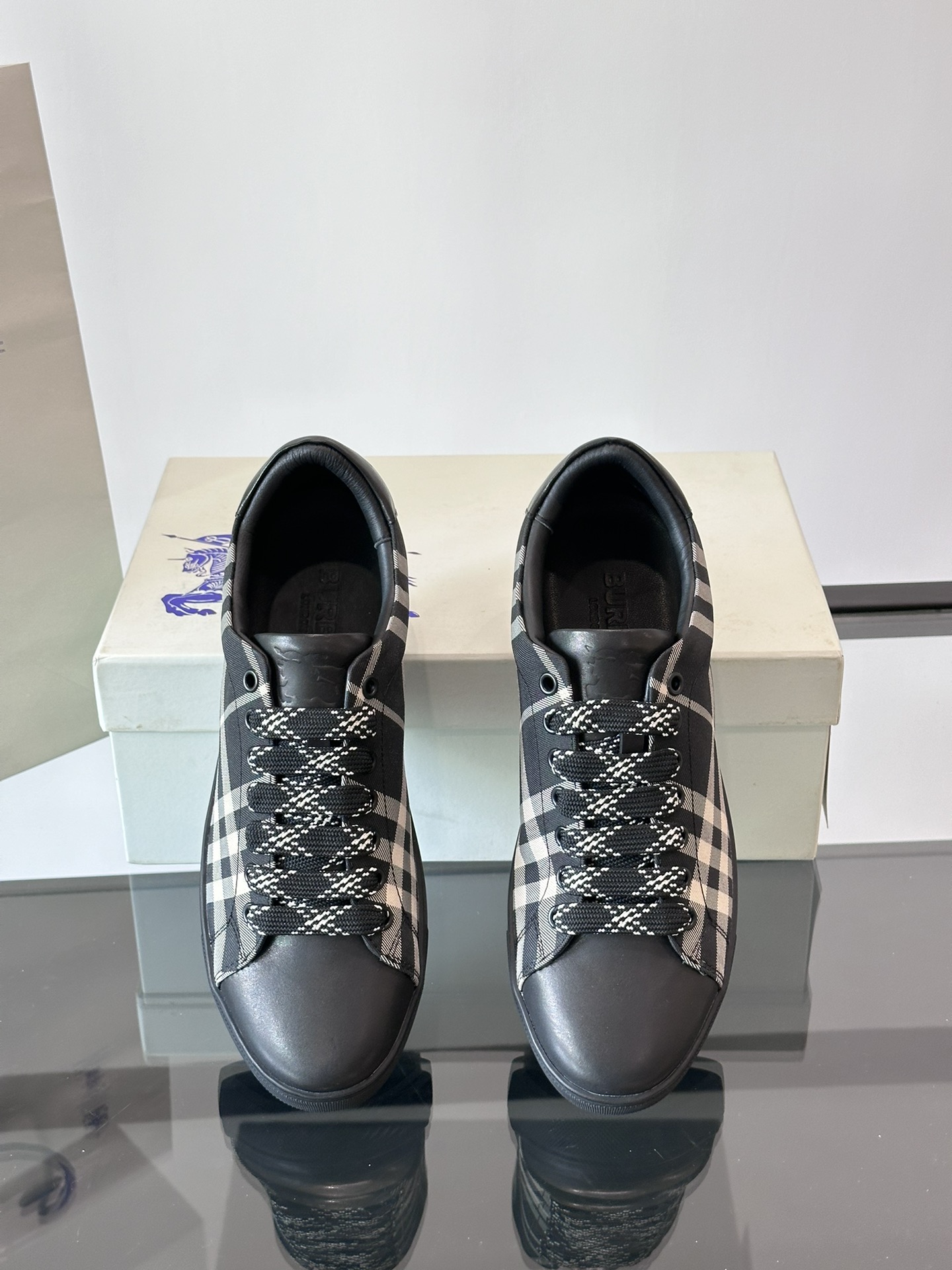 The Burberry men's classic low-top sneaker is revitalized in Vintage plaid cotton and cowhide leather adorned with a refreshed brand logo, head-layer cowhide leather lining and Burberry letter-embossed logo on the heel, TPU outsole and original outsole!