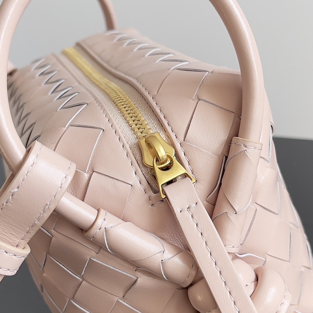 ¡BOTTEGA VENETA 2024loop está aquí! ¡Al igual que las chicas de casa bv muchos han poseído el bucle de esta bolsa es de apariencia sencilla tejido clásico pequeño bolso ligero tipo esta innovación continúa la "bolsa de la cámara" forma a diferencia del bucle tradicional sólo puede ser crossbody bolsa después de esta innovación puede ser de mano también puede ser crossbody en el estilo cóncavo y las necesidades diarias de las dos vías para satisfacer la hebilla de bucle de gran tamaño! Puede ser doblado bolso de mano también se puede utilizar como un mango de calor del verano ☀️ suelen reducir el deseo de la gente a tener una bolsa ligera mejorará en gran medida la felicidad de viajar 🫧.Modelo nº: 796615Tamaño: 19*12*9cm