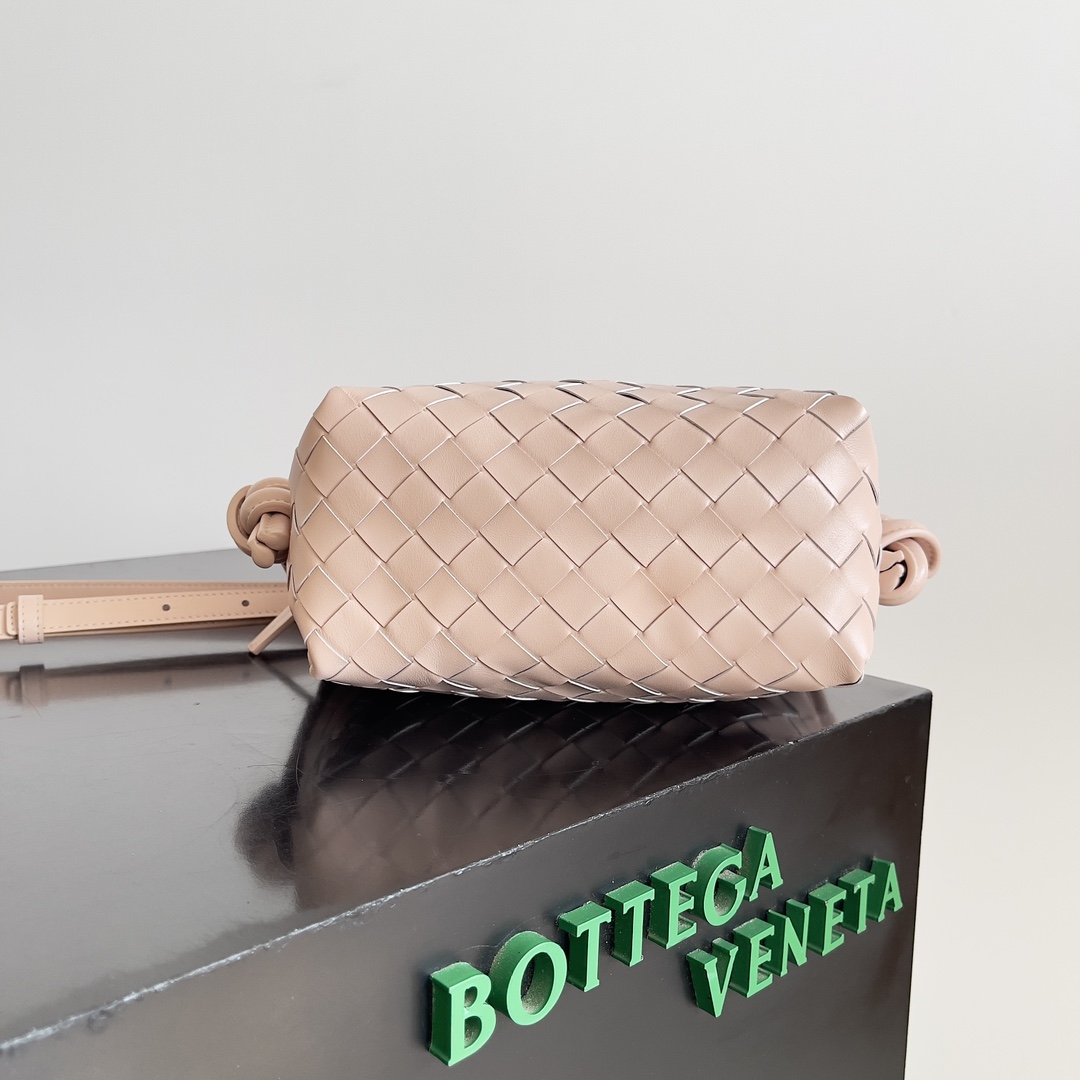 BOTTEGA VENETA 2024loopはこちらです！この革新は、従来のループとは異なり、 "カメラバッグ "の形状を継続し、この技術革新の後にのみクロスボディバッグにすることができますハンドヘルドすることができますまた、特大のループバックルを満たすために、凹型のスタイリングと双方向の毎日のニーズにクロスボディにすることができます！折り畳まれたハンドバッグはまた、ハンドル夏の暑さとして使用することができます ☀️ 通常、軽量バッグを持っている人々の欲求が大幅に幸福ᾧモデル番号：796615サイズ：19 * 12 * 9センチメートル-ハイファッションファクトリー