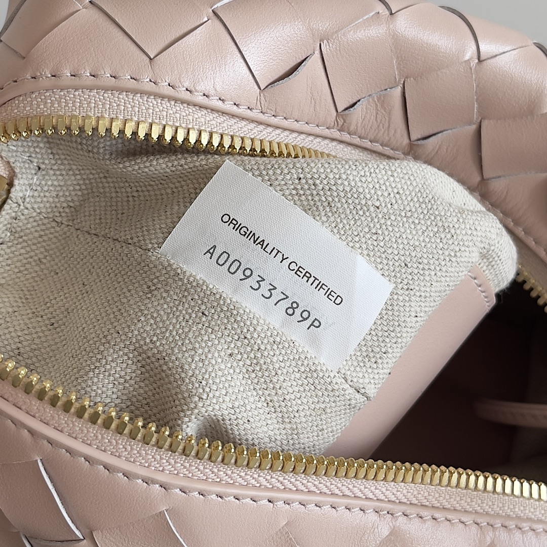 BOTTEGA VENETA 2024الحلقة هنا! مثل فتيات المنزل bv العديد منهن امتلكن الحلقة هذه الحقيبة ذات المظهر البسيط الكلاسيكي المنسوج الكلاسيكي نوع الحقيبة الصغيرة خفيفة الوزن هذا الابتكار يستمر شكل "حقيبة الكاميرا" على عكس الحلقة التقليدية يمكن أن تكون حقيبة كروس بودي فقط بعد هذا الابتكار يمكن أن تكون محمولة باليد يمكن أن تكون كروس بودي أيضًا على التصميم المقعر والاحتياجات اليومية في اتجاهين لتلبية مشبك الحلقة الكبير الحجم! يمكن أيضًا استخدام حقائب اليد المطوية كمقبض حرارة الصيف ☀️ عادةً ما يقلل من رغبة الناس في الحصول على حقيبة خفيفة الوزن ستعزز بشكل كبير من إحساس السفر بالرفاهية 🫧 رقم الموديل: 796615 الحجم: 19 * 12 * 9 سم - مصنع عالي الموضة