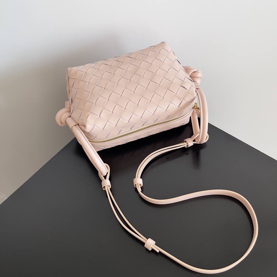 ¡BOTTEGA VENETA 2024loop está aquí! ¡Al igual que las chicas de casa bv muchos han poseído el bucle de esta bolsa es de apariencia sencilla tejido clásico pequeño bolso ligero tipo esta innovación continúa la "bolsa de la cámara" forma a diferencia del bucle tradicional sólo puede ser crossbody bolsa después de esta innovación puede ser de mano también puede ser crossbody en el estilo cóncavo y las necesidades diarias de las dos vías para satisfacer la hebilla de bucle de gran tamaño! Puede ser doblado bolso de mano también se puede utilizar como un mango de calor del verano ☀️ suelen reducir el deseo de la gente a tener una bolsa ligera mejorará en gran medida la felicidad de viajar 🫧.Modelo nº: 796615Tamaño: 19*12*9cm