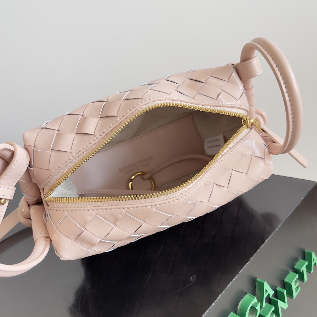 BOTTEGA VENETA 2024الحلقة هنا! مثل فتيات المنزل bv العديد منهن امتلكن الحلقة هذه الحقيبة ذات المظهر البسيط الكلاسيكي المنسوج الكلاسيكي نوع الحقيبة الصغيرة خفيفة الوزن هذا الابتكار يستمر شكل "حقيبة الكاميرا" على عكس الحلقة التقليدية يمكن أن تكون حقيبة كروس بودي فقط بعد هذا الابتكار يمكن أن تكون محمولة باليد يمكن أن تكون كروس بودي أيضًا على التصميم المقعر والاحتياجات اليومية في اتجاهين لتلبية مشبك الحلقة الكبير الحجم! يمكن أيضًا استخدام حقائب اليد المطوية كمقبض حرارة الصيف ☀️ عادةً ما يقلل من رغبة الناس في الحصول على حقيبة خفيفة الوزن ستعزز بشكل كبير من إحساس السفر بالرفاهية 🫧 رقم الموديل: 796615 الحجم: 19 * 12 * 9 سم - مصنع عالي الموضة