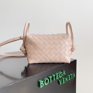 BOTTEGA VENETA 2024loop est là ! Comme les filles de la maison bv beaucoup ont possédé la boucle ce sac il apparence simple tissage classique petit type de sac léger cette innovation continue la forme de "sac de caméra" contrairement à la boucle traditionnelle ne peut être que le sac de corps croisé après cette innovation peut être à la main peut également être le corps croisé sur le style concave et les besoins quotidiens des deux sens pour répondre à la boucle surdimensionnée ! Peut être plié sacs à main peuvent également être utilisés comme une poignée chaleur estivale ☀️ généralement réduit le désir des gens d'avoir un sac léger sera grandement améliorer le sentiment de bien-être de voyage 🫧 Numéro de modèle : 796615 Taille : 19 * 12 * 9cm-High-fashion Factory