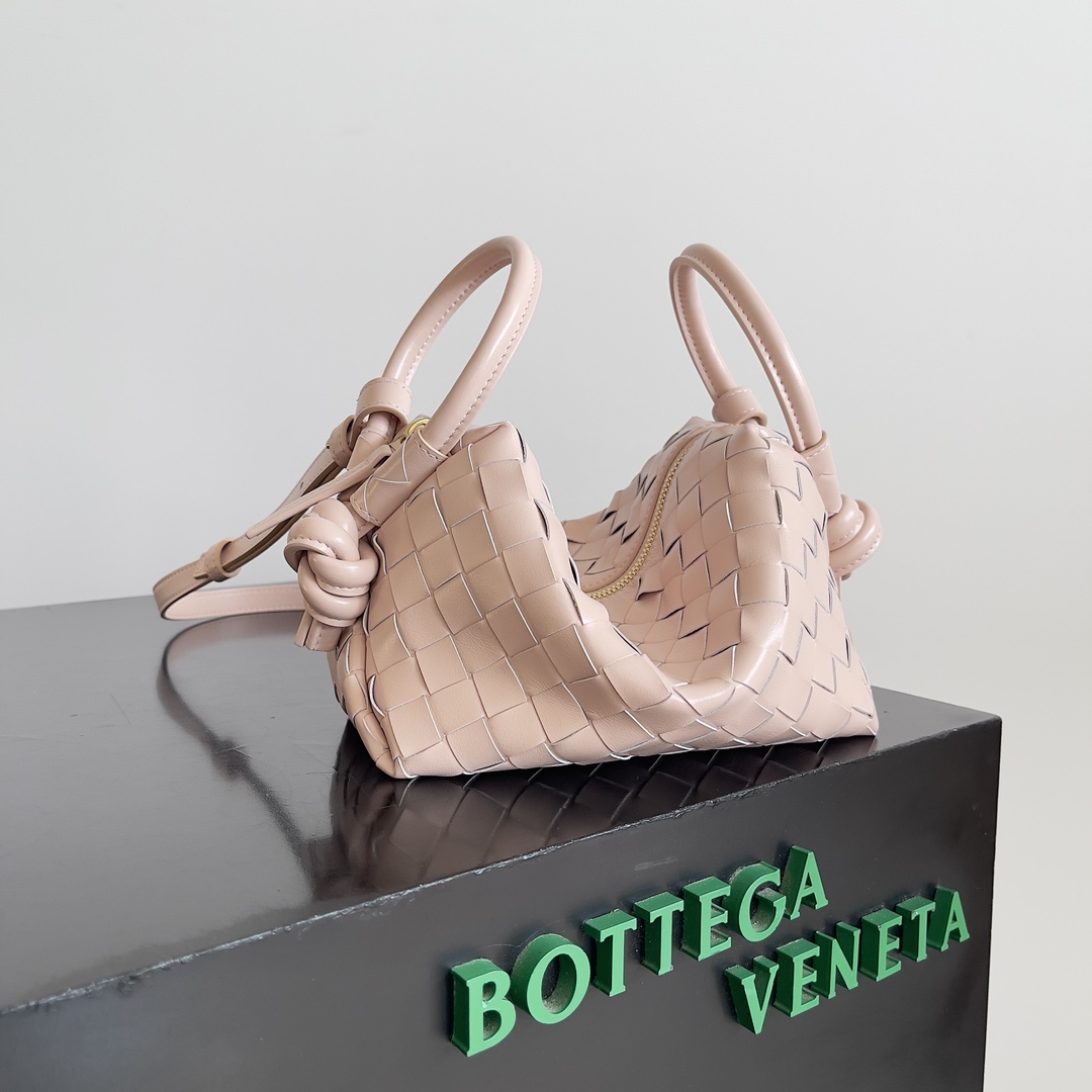 ¡BOTTEGA VENETA 2024loop está aquí! ¡Al igual que las chicas de casa bv muchos han poseído el bucle de esta bolsa es de apariencia sencilla tejido clásico pequeño bolso ligero tipo esta innovación continúa la "bolsa de la cámara" forma a diferencia del bucle tradicional sólo puede ser crossbody bolsa después de esta innovación puede ser de mano también puede ser crossbody en el estilo cóncavo y las necesidades diarias de las dos vías para satisfacer la hebilla de bucle de gran tamaño! Puede ser doblado bolso de mano también se puede utilizar como un mango de calor del verano ☀️ suelen reducir el deseo de la gente a tener una bolsa ligera mejorará en gran medida la felicidad de viajar 🫧.Modelo nº: 796615Tamaño: 19*12*9cm