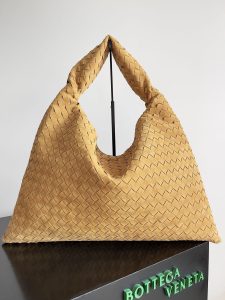 Récemment semble être BV's ce sac écran ~ le nouveau Hop vraiment pas trop beau corps global sans couture corps et poignées faites d'une feuille de cuir incarne le style et l'essence de Bottega Veneta représente vraiment l'artisanat et la créativité grande taille sur le corps est très lâche sens de la paresse sens de grands amateurs de sacs dans la fin de l'absolu pas de regrets Numéro de modèle : 763970 Taille : 53 * 24 * 13-high-fashion Usine